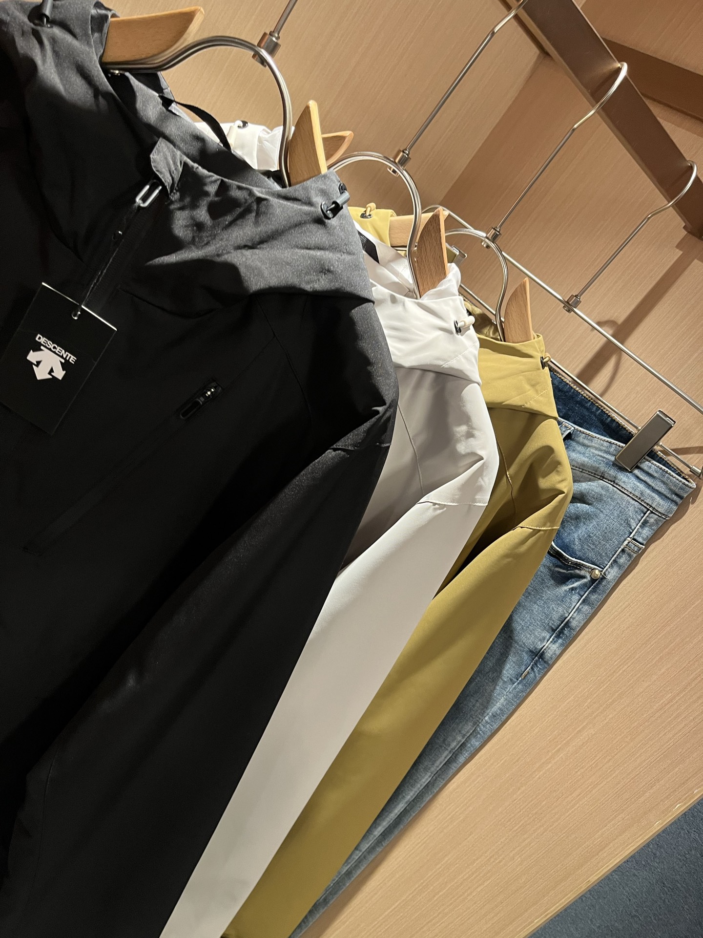 迪桑特DESCENTE 2025秋冬新款男女同款👫夹克外套，自1935年荣耀至今的专业运动品牌。80余年