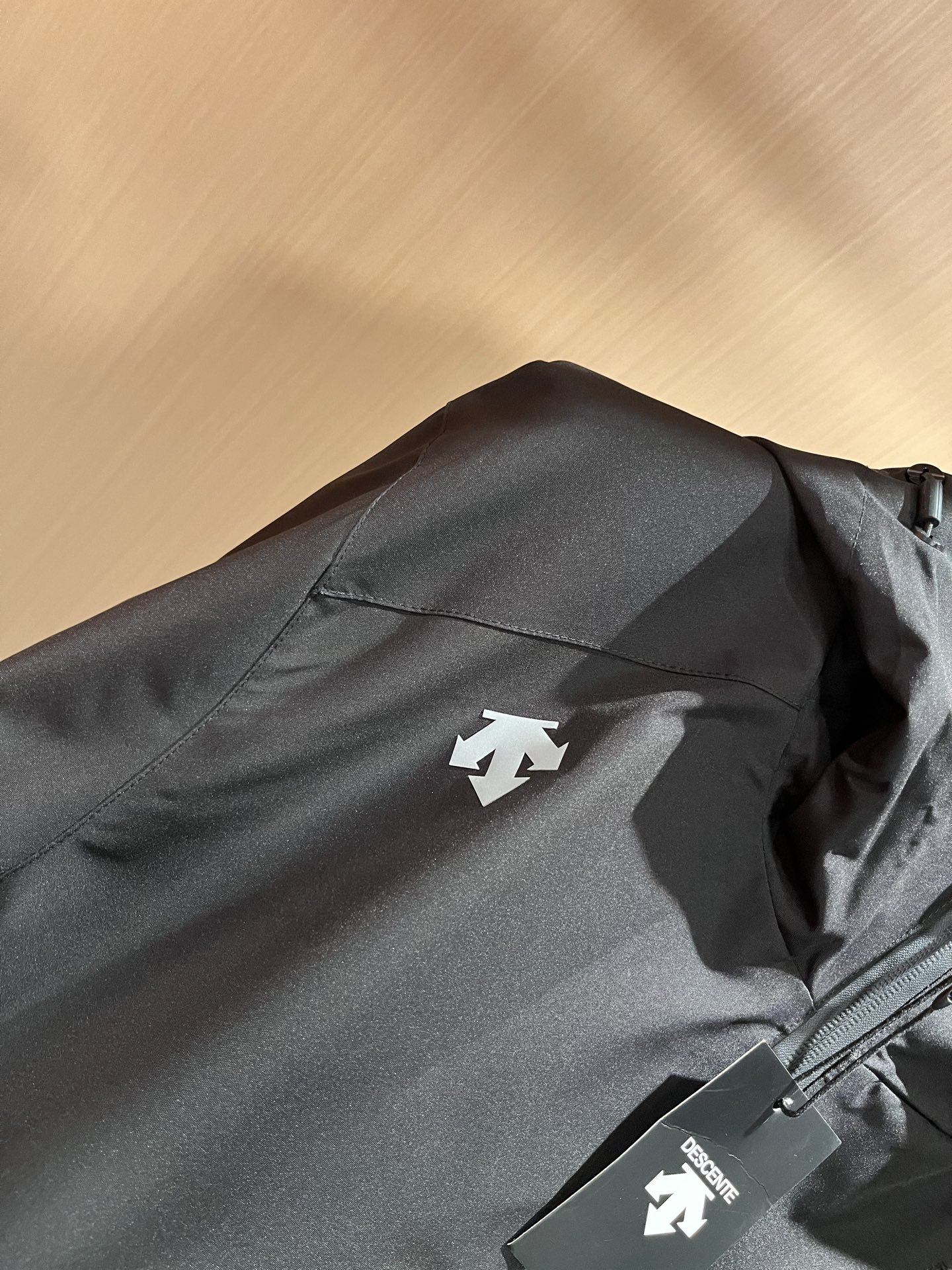 迪桑特DESCENTE 2025秋冬新款男女同款👫夹克外套，自1935年荣耀至今的专业运动品牌。80余年