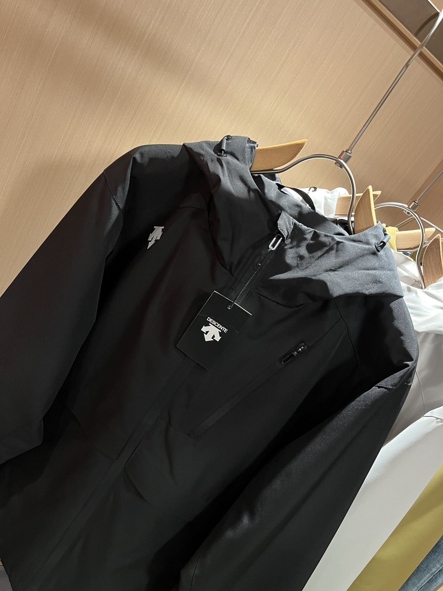 迪桑特DESCENTE 2025秋冬新款男女同款👫夹克外套，自1935年荣耀至今的专业运动品牌。80余年