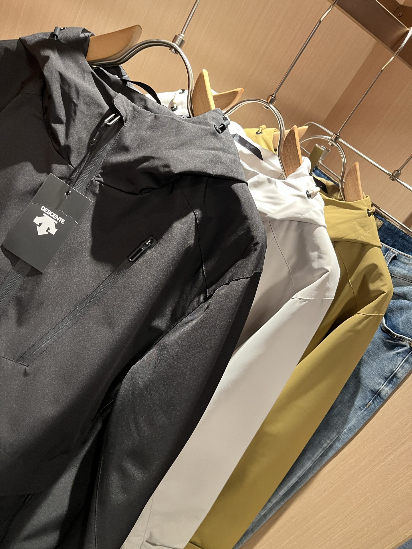 迪桑特DESCENTE 2025秋冬新款男女同款👫夹克外套，自1935年荣耀至今的专业运动品牌。80余年