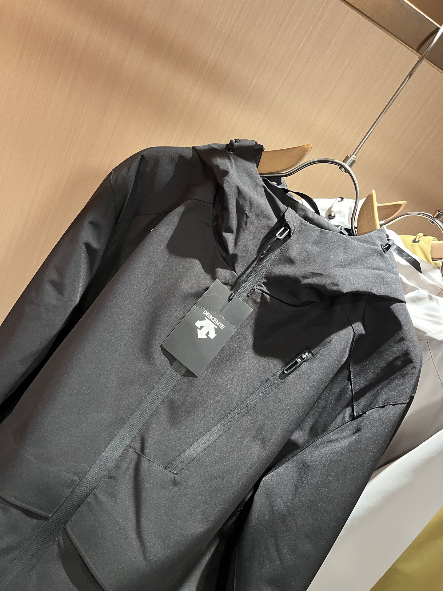 迪桑特DESCENTE 2025秋冬新款男女同款👫夹克外套，自1935年荣耀至今的专业运动品牌。80余年