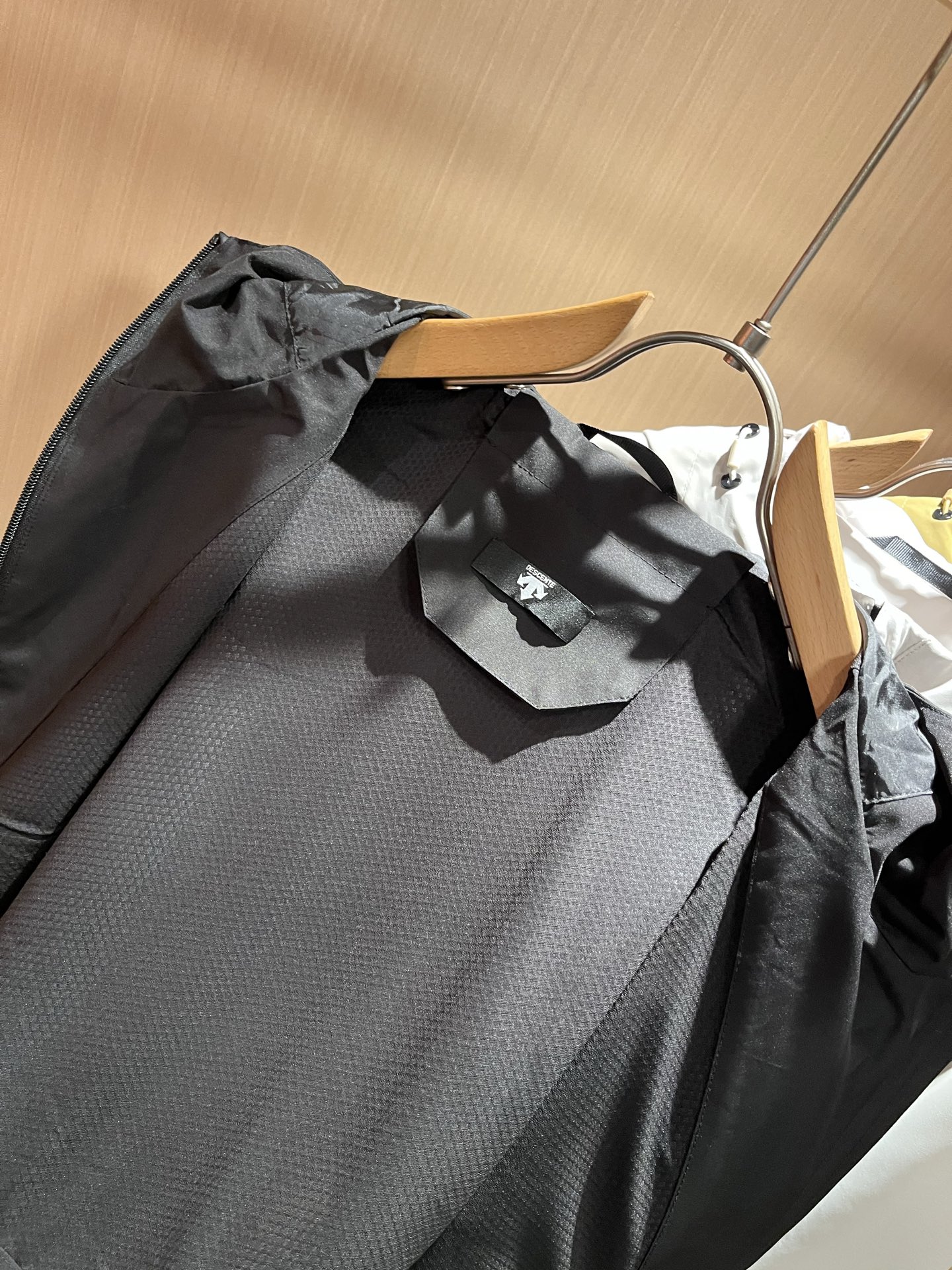 迪桑特DESCENTE 2025秋冬新款男女同款👫夹克外套，自1935年荣耀至今的专业运动品牌。80余年