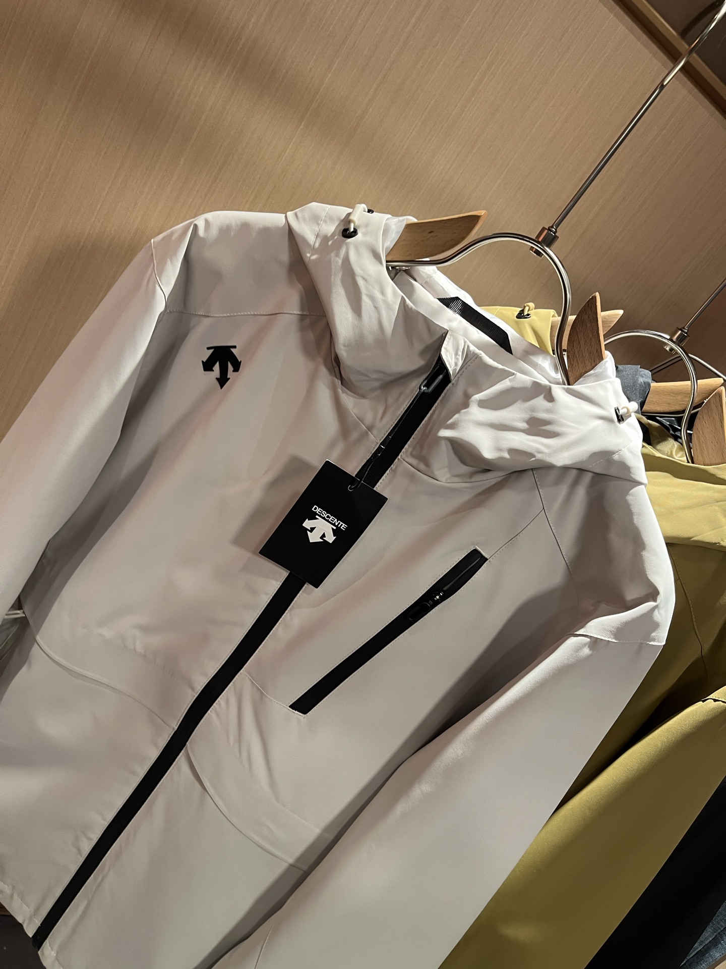 迪桑特DESCENTE 2025秋冬新款男女同款👫夹克外套，自1935年荣耀至今的专业运动品牌。80余年