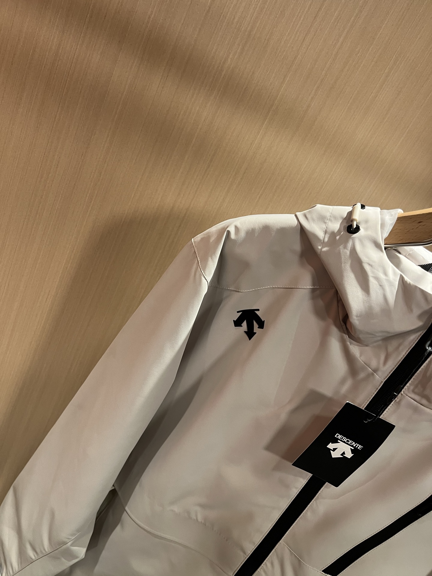 迪桑特DESCENTE 2025秋冬新款男女同款👫夹克外套，自1935年荣耀至今的专业运动品牌。80余年