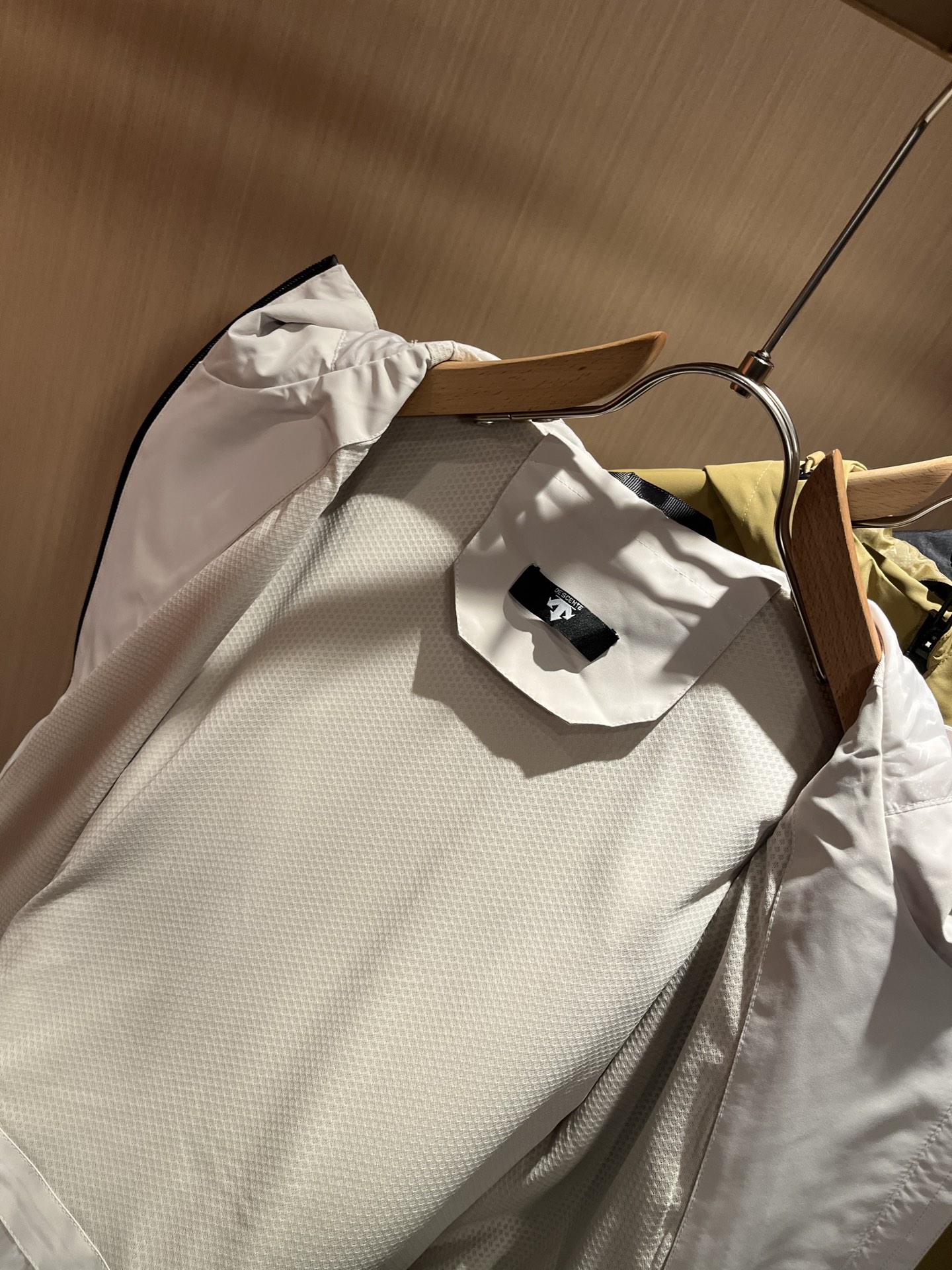 迪桑特DESCENTE 2025秋冬新款男女同款👫夹克外套，自1935年荣耀至今的专业运动品牌。80余年