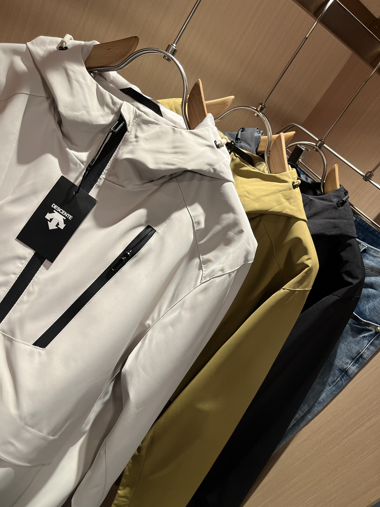 迪桑特DESCENTE 2025秋冬新款男女同款👫夹克外套，自1935年荣耀至今的专业运动品牌。80余年