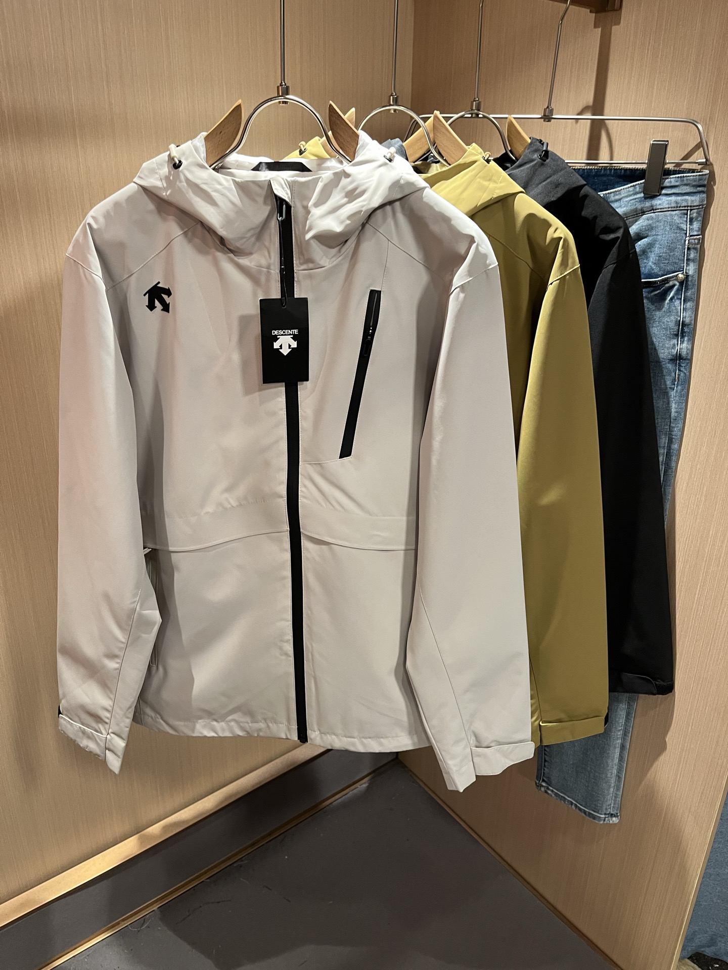 迪桑特DESCENTE 2025秋冬新款男女同款👫夹克外套，自1935年荣耀至今的专业运动品牌。80余年