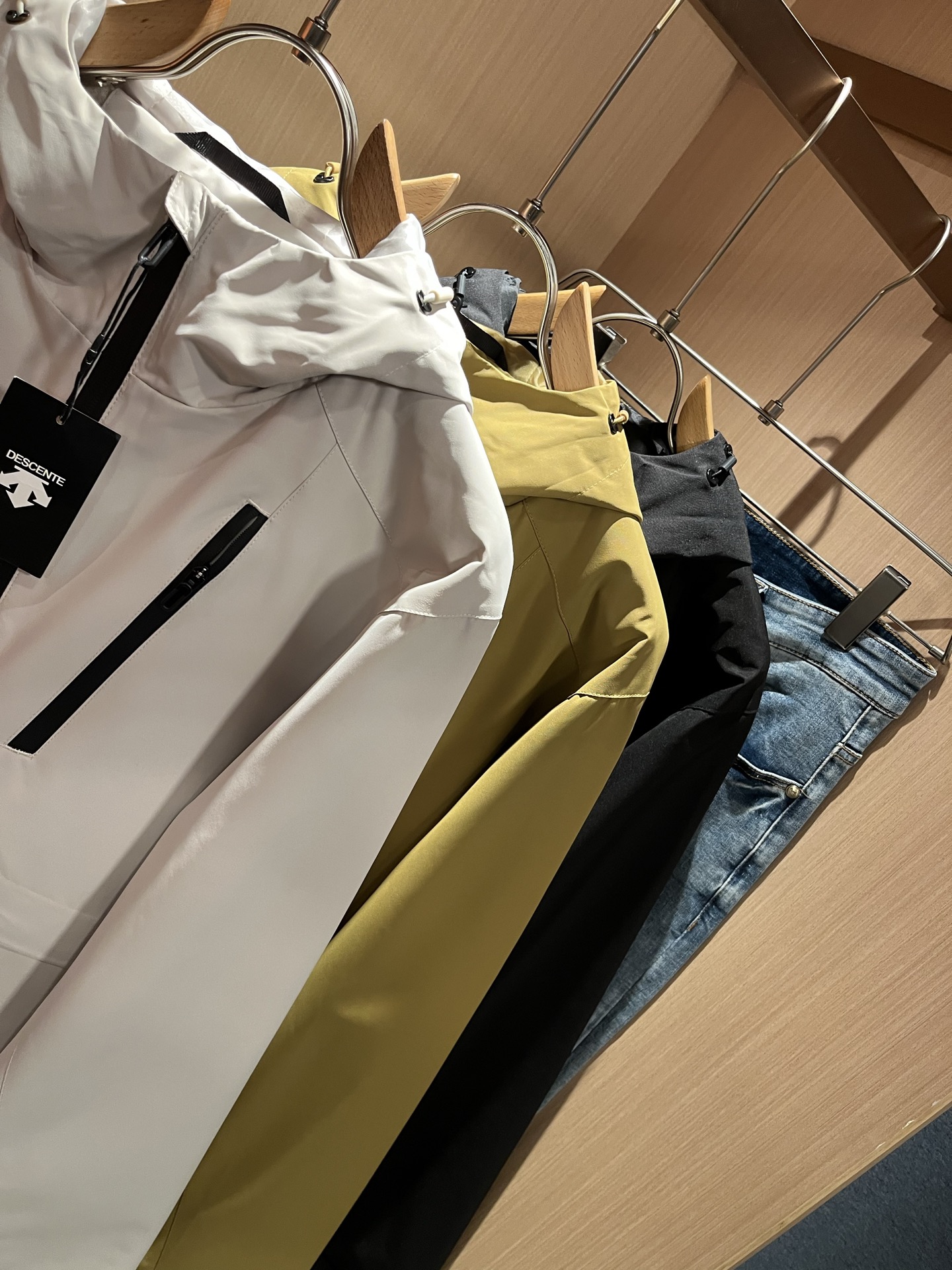 迪桑特DESCENTE 2025秋冬新款男女同款👫夹克外套，自1935年荣耀至今的专业运动品牌。80余年