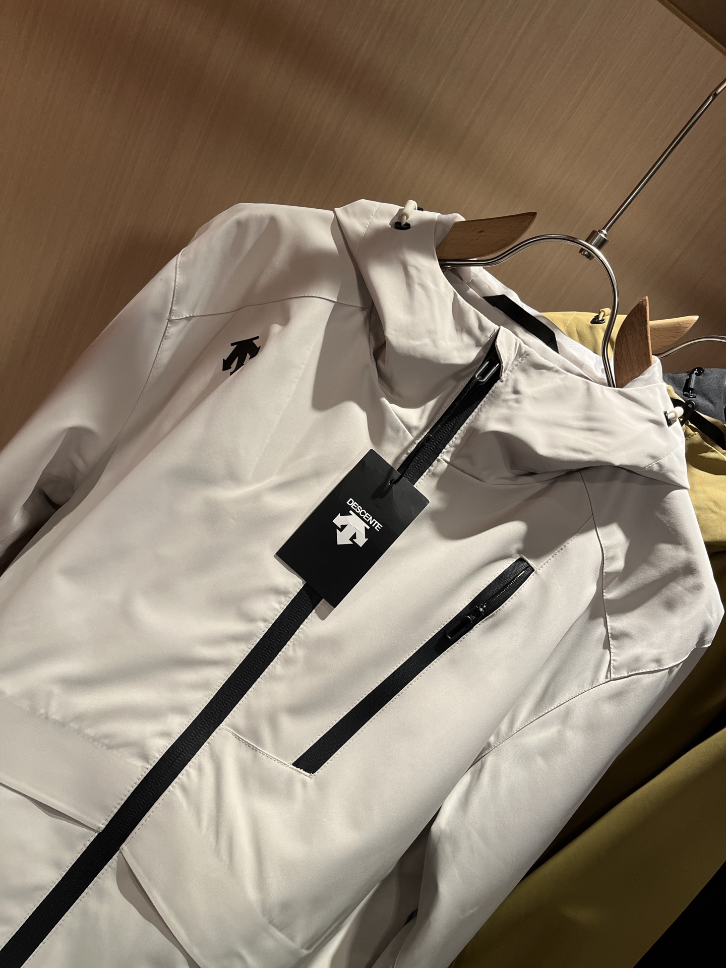 迪桑特DESCENTE 2025秋冬新款男女同款👫夹克外套，自1935年荣耀至今的专业运动品牌。80余年