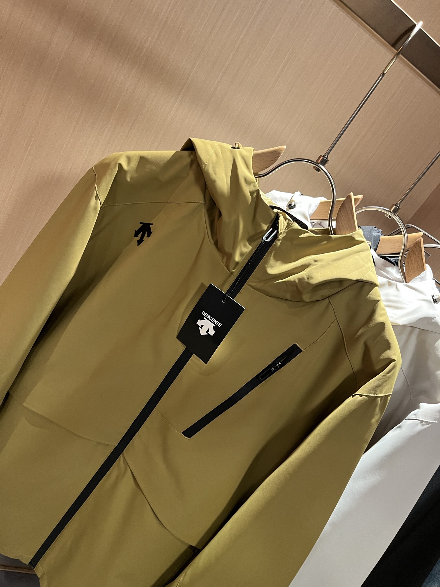 迪桑特DESCENTE 2025秋冬新款男女同款👫夹克外套，自1935年荣耀至今的专业运动品牌。80余年