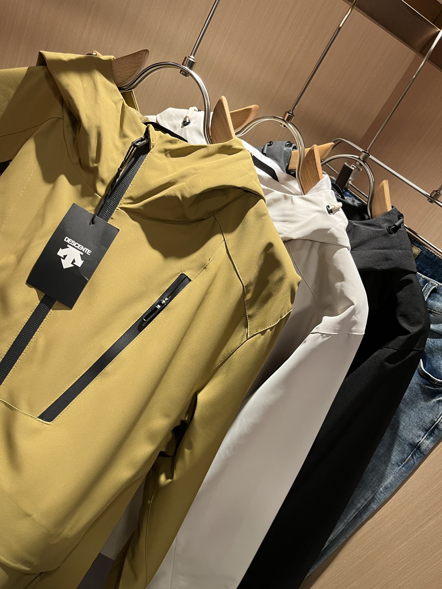 迪桑特DESCENTE 2025秋冬新款男女同款👫夹克外套，自1935年荣耀至今的专业运动品牌。80余年