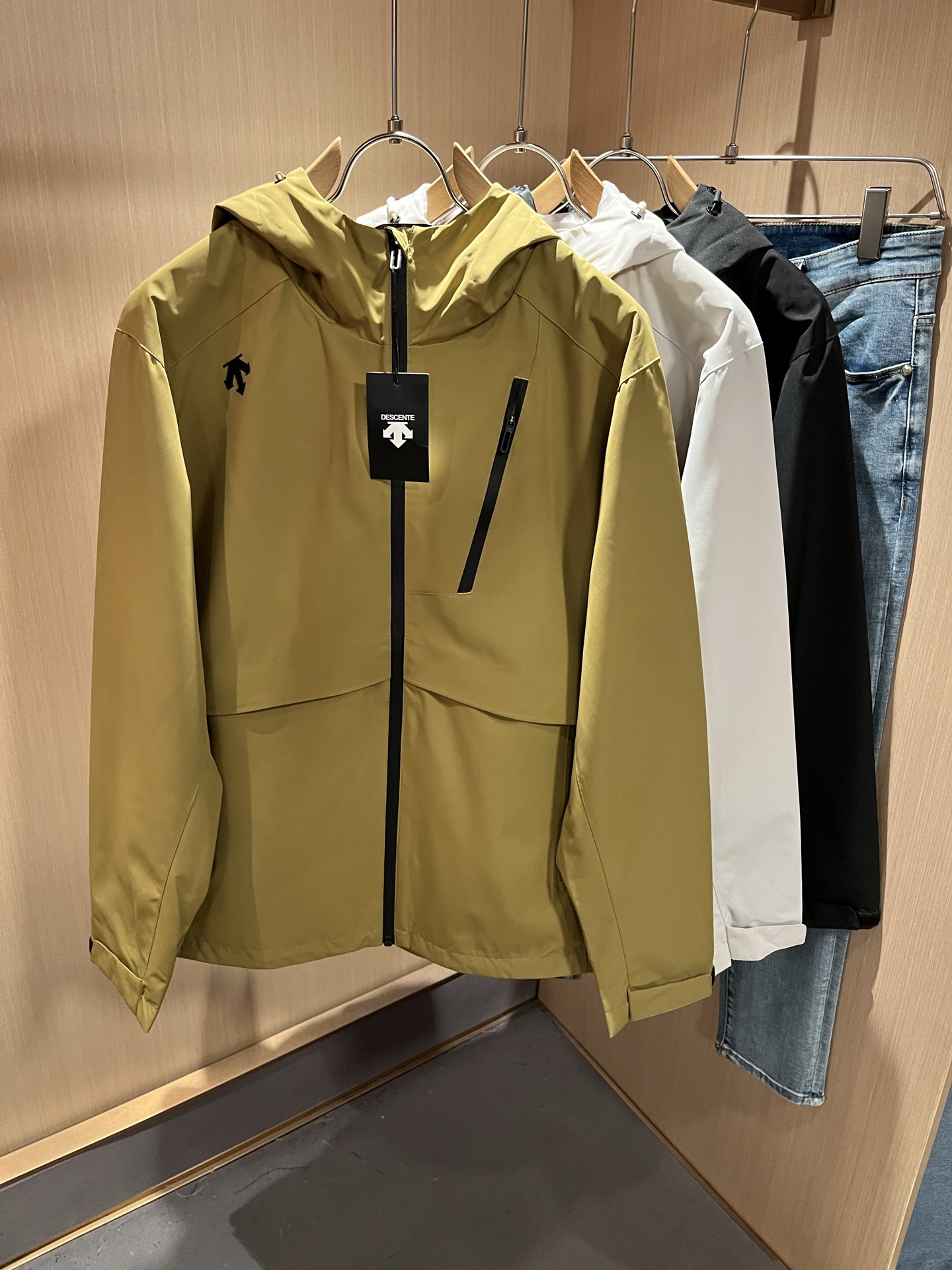 迪桑特DESCENTE 2025秋冬新款男女同款👫夹克外套，自1935年荣耀至今的专业运动品牌。80余年