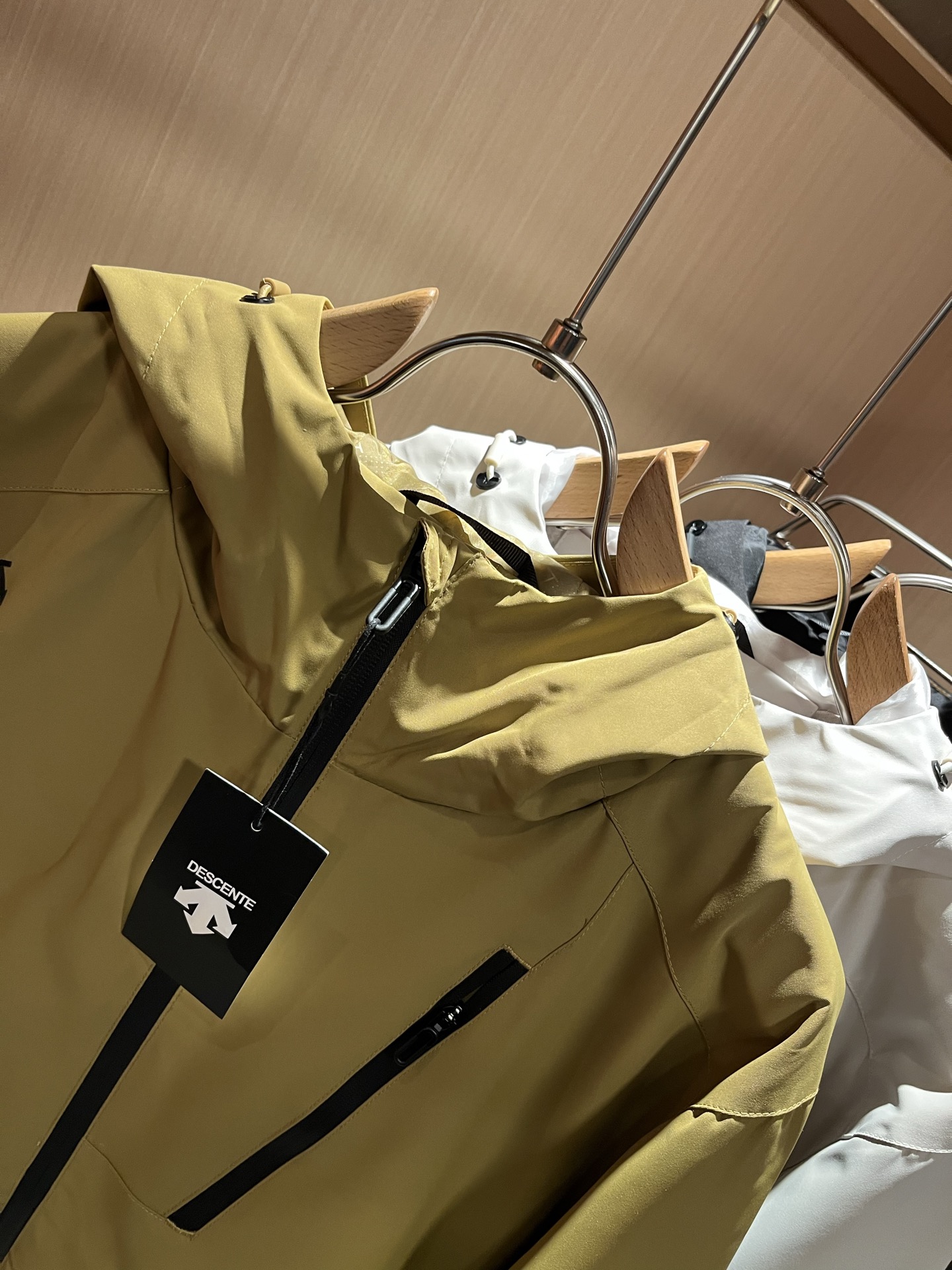 迪桑特DESCENTE 2025秋冬新款男女同款👫夹克外套，自1935年荣耀至今的专业运动品牌。80余年