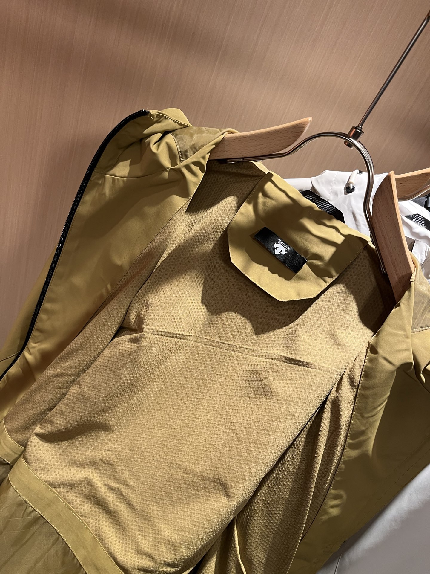 迪桑特DESCENTE 2025秋冬新款男女同款👫夹克外套，自1935年荣耀至今的专业运动品牌。80余年