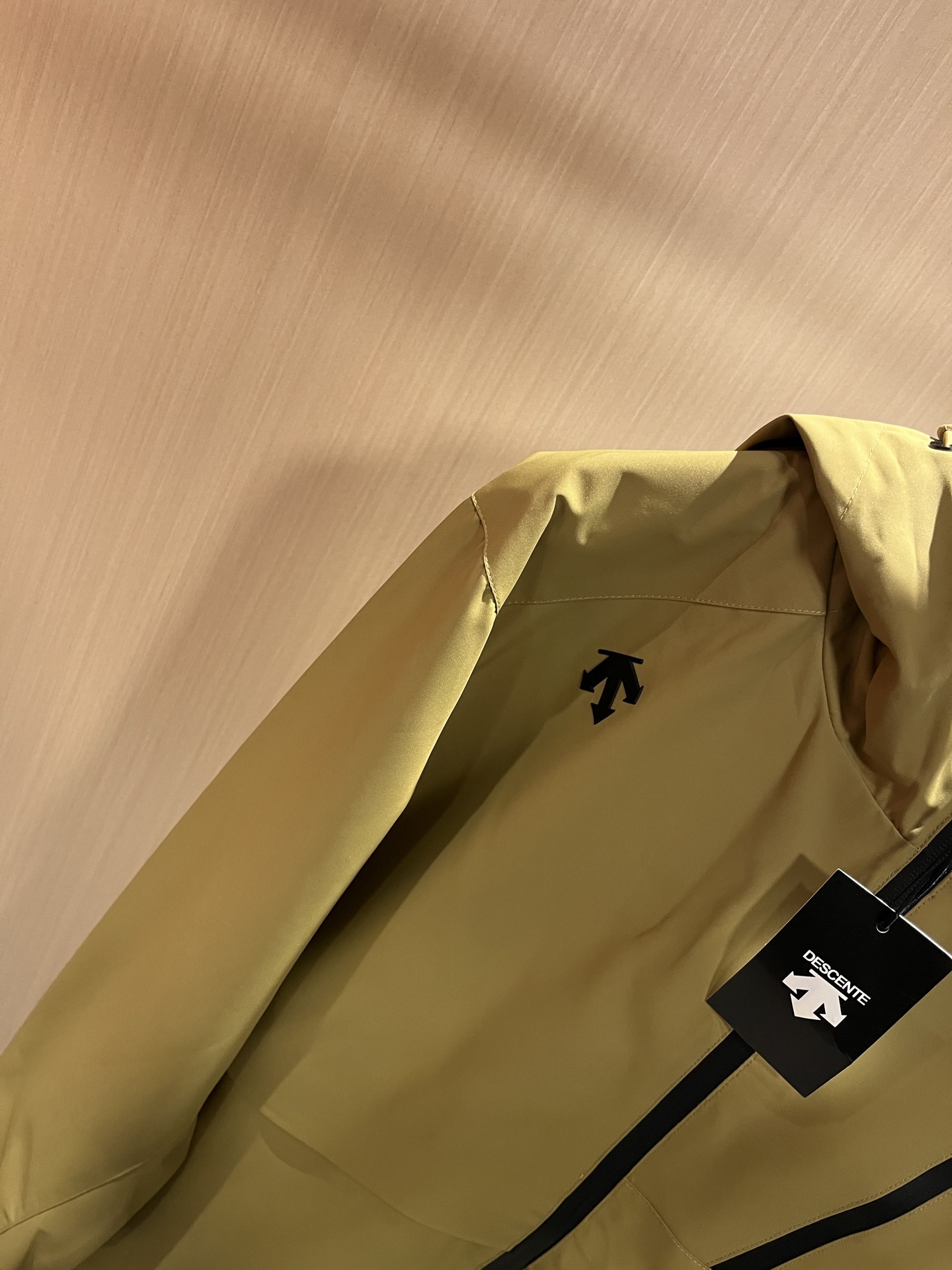 迪桑特DESCENTE 2025秋冬新款男女同款👫夹克外套，自1935年荣耀至今的专业运动品牌。80余年