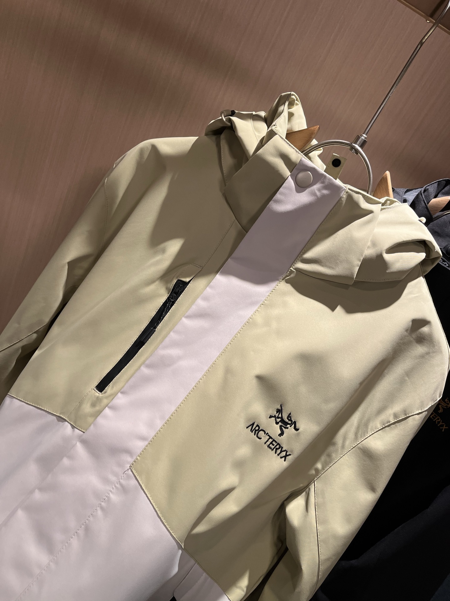 ARCTER*X始*祖鸟 2025秋冬新款男女同款👫夹克外套，户外品牌可能大家第一想到的就是加拿大鹅、始