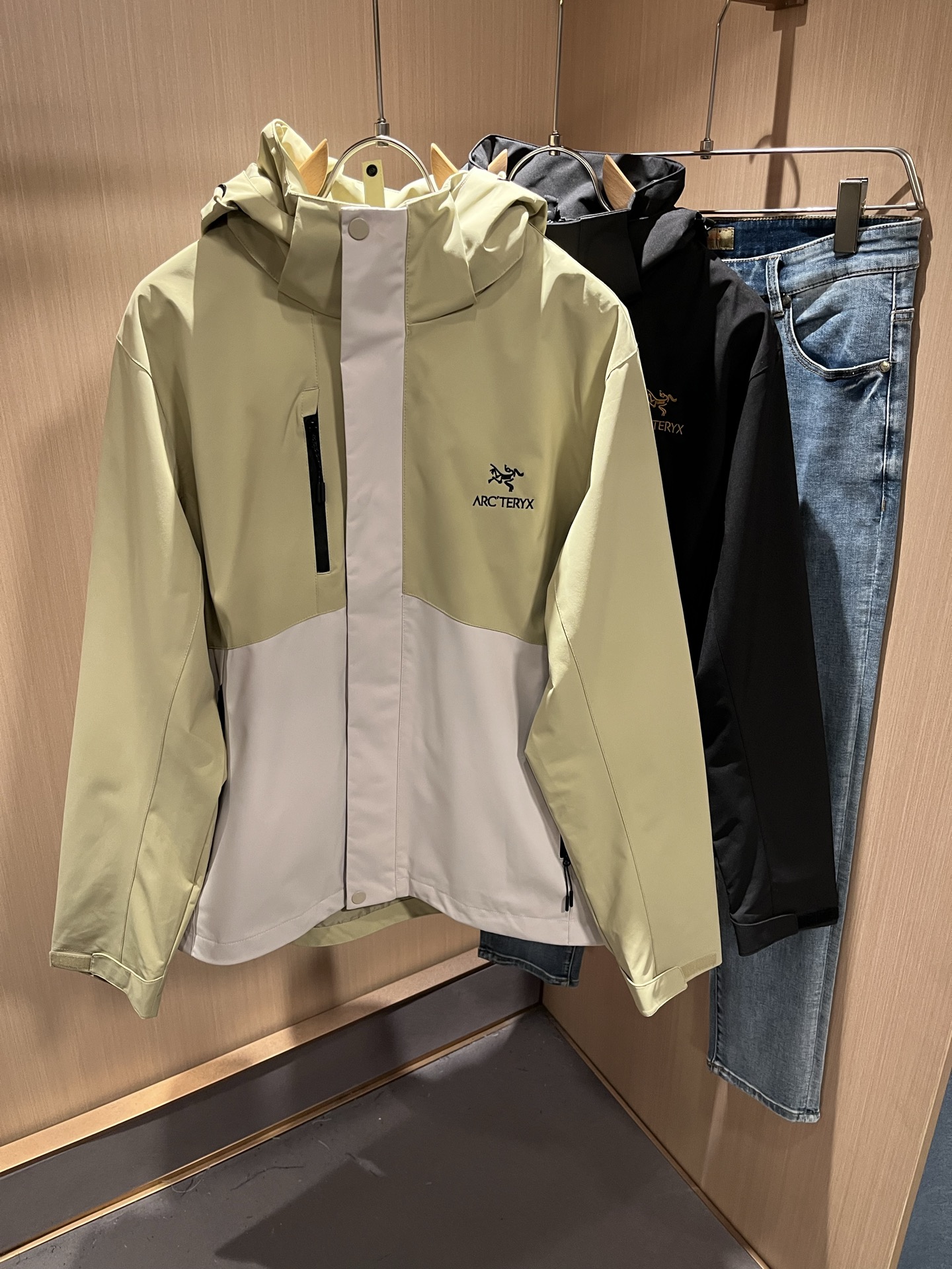 NO:514064,ARCTER*X Original Archaeological Bird 2025 autumn and winter new men and women's same jacket jacket, outdoor brands may first think of Canadian goose and Archaeological Bird. It gives people a feeling of trying out the label!  In addition to being quite accomplished in style design, the most obvious or most expert should be to have deeper and unique insights and attainments in fabrics. Through continuous structural research and problem-solving, and characterized by unique research on fabrics, these alone are enough to support it to become the first-rate new logo brand image in the clothing manufacturing industry. This model is made of quick-drying fabric!  Through precision, the hand feels smooth and soft, and both has natural beauty and comfort. The large body style is cut cleanly and cleanly, and the fabric shows a different hazy structural beauty. It is made of exclusive mold customization. The fabric and its technology test the workers, can be smooth and smooth without wrinkles!  Embroidery design on chest logo pattern!  It really tests the handmade work of every master!  It makes the overall clean and neat, without leaving any thread. Now the neutrality that pursues life is more refined in life!  Size M-3XL, arc'teryx,jackets & coats,jackets & coats,alexander wang19860909ARCTER*X始*祖鸟 2025秋冬新款男女同款夹克外套,户外品牌可能大家第一想到的就是加拿大鹅、始祖鸟.给人一种标签试的感觉！除了在款式设计上颇有造诣之外,最明显或者说最为拿手的,应该就是在面料上的拥有更深独特见解跟造诣了.通过不断地结构研究和问题处理,在以面料独特研究为特征,仅凭这些就已经足以支撑其成为服装制造行业中,首屈可数的新标志品牌形象.此款采用速干面料材质！通过精工手感细滑柔软,同时兼具自然美感跟舒适度.大身上版型裁剪简洁干净,面料上显现出了不一样朦胧的结构性美感来.独家开模定制而成,面料及其考验工人的技术,能做到平整服帖又不起皱！胸前logo图案刺绣设计！真的是很考验每位师傅的手工制作！使得整体干净利索,不留一丝线头.现在对于生活有所追求的中性也在生活中更为精致！尺码M-3XL,arc'teryx,jackets & coats,jackets & coats,alexander wang,Men's clothing