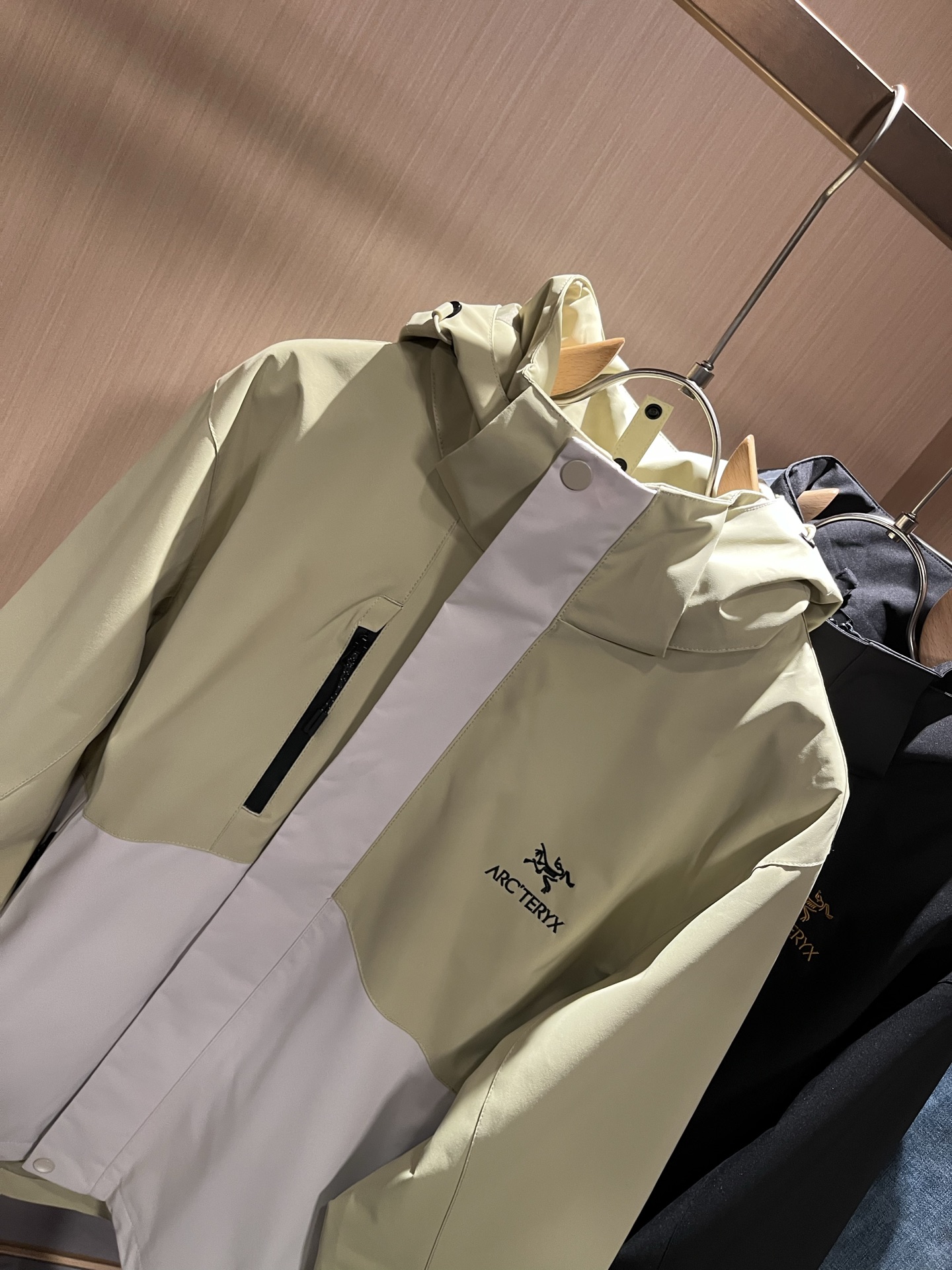 ARCTER*X始*祖鸟 2025秋冬新款男女同款👫夹克外套，户外品牌可能大家第一想到的就是加拿大鹅、始