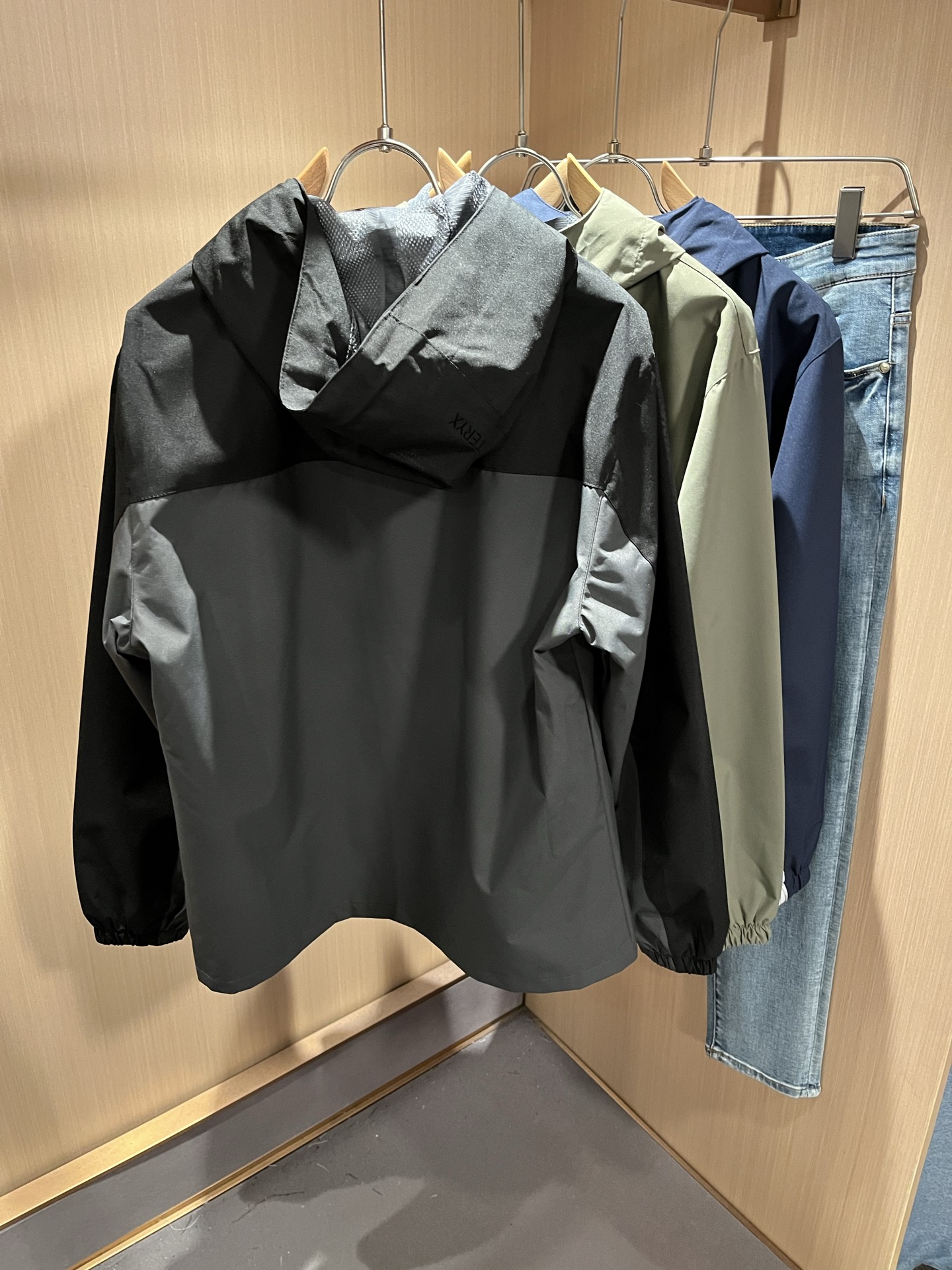 ARCTER*X始*祖鸟 2025秋冬新款男女同款👫夹克外套，户外品牌可能大家第一想到的就是加拿大鹅、始