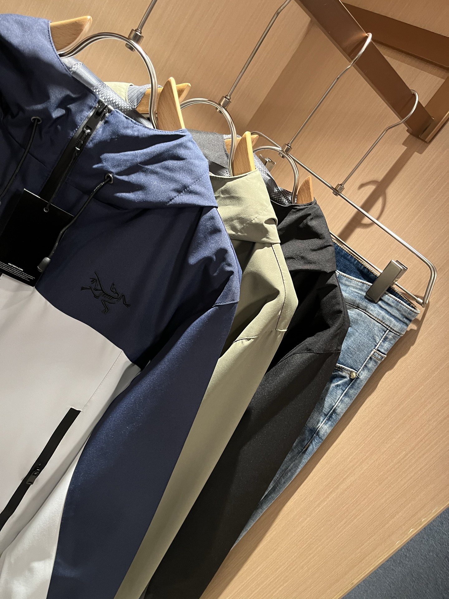 ARCTER*X始*祖鸟 2025秋冬新款男女同款👫夹克外套，户外品牌可能大家第一想到的就是加拿大鹅、始