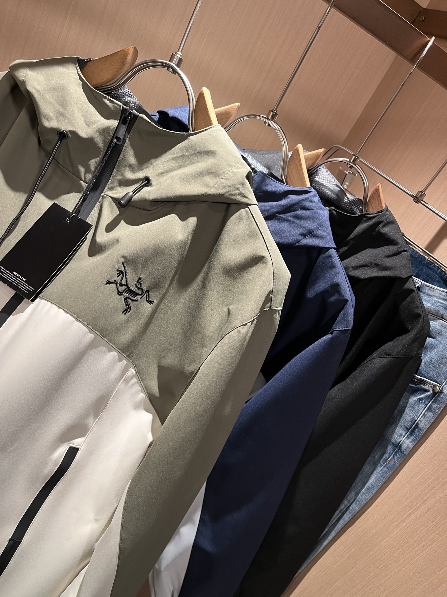 ARCTER*X始*祖鸟 2025秋冬新款男女同款👫夹克外套，户外品牌可能大家第一想到的就是加拿大鹅、始