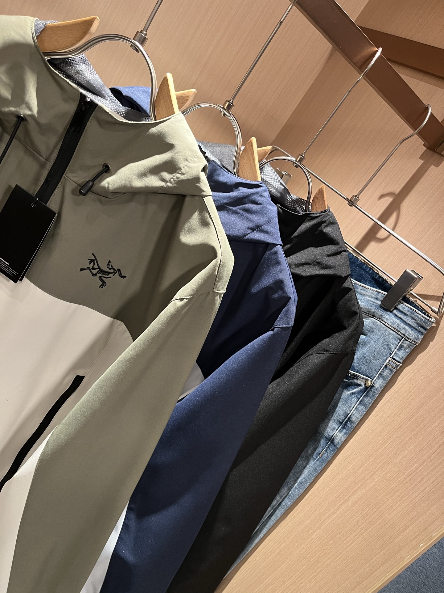 ARCTER*X始*祖鸟 2025秋冬新款男女同款👫夹克外套，户外品牌可能大家第一想到的就是加拿大鹅、始