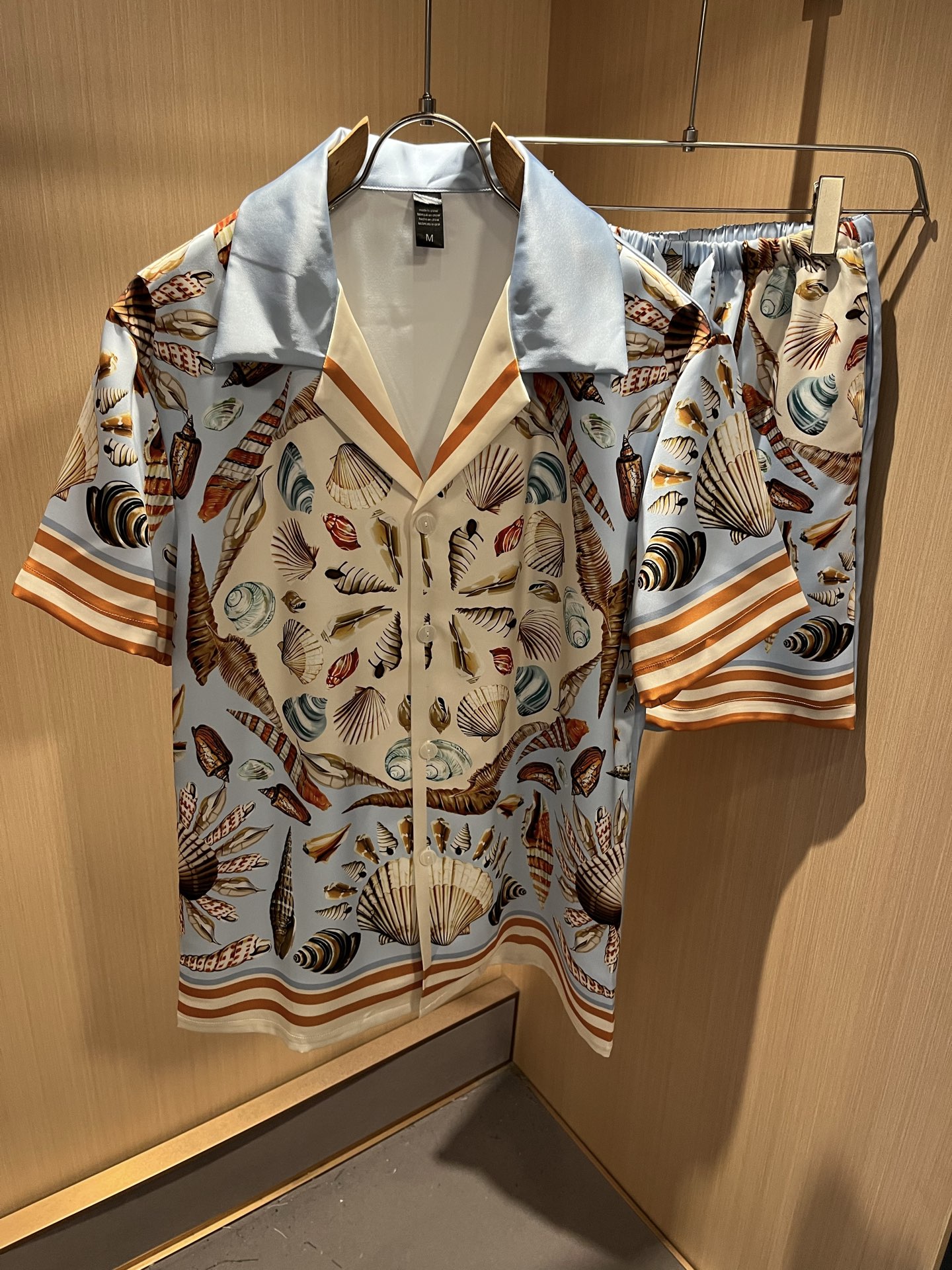 NO:517810,Louis Vuit*on 2025 spring and summer new light luxury casual set, men and women's same pajamas set!  The new high-end Louis family has always been so flawless, and creative designs are emerging one after another. If you don’t buy a few Louis items this spring and summer, you are not considered a fashion expert. The logo design of the clothes logo!  Custom silk fabric!  The iconic elements of Louis are really something that everyone loves. They are super soft and resilient, from world-class trade-level OEM channels, with extremely rare quantity and no help after selling out. Monogram three-dimensional logo presents an extraordinary texture, clean and neat. This is the Louis family's unique skill and the latest craftsmanship this quarter. The degree of meticulousness has reached the top, and the loose cut style design is unique. It is a fusion of luxury and fashion!  Size M-3XL, louis vuitton,louis vuitton,alexander wang19860909Louis Vuit*on 路易家族 2025春夏新款轻奢休闲套装,男女同款睡衣套装！路易家族的新高端,细节品质永远的那么完美无瑕,创意设计层出不穷.今年春夏季节没有入手几件路易你算不上时尚达人.衣身标识logo图案设计！定制丝绸面料！诠释路易的标志性元素,实属人见人爱的东西.超级柔软且具有韧性,来自世界级贸易级别的代工厂渠道,数量极其稀少售完无补.Monogram立体Logo呈现不一般的质感,干净俐落.这是路易家族的看家绝活也是本季度的最新工艺.细致化程度已经达到顶端了,宽松剪裁的版型设计堪称一绝.属于奢华与时尚的融合！尺码M-3XL,,louis vuitton,louis vuitton,alexander wang,Men's clothing