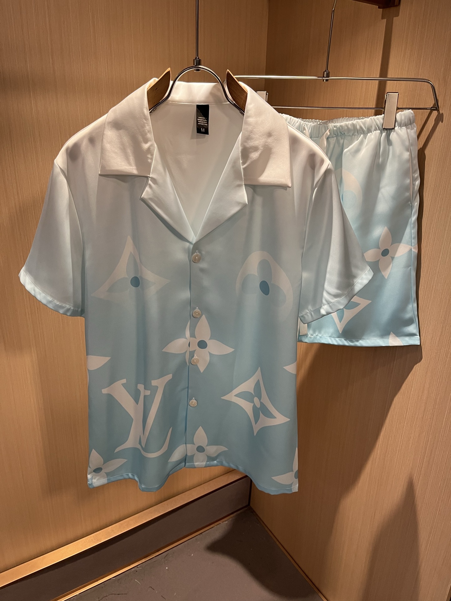 NO:517831,Louis Vuit*on Louis Family New Monogram Series 2025 Spring and Summer!  Light luxury casual suit, pajamas set for the same style for men and women!  The new high-end Louis family, the details and quality are always flawless, and creative designs are emerging one after another. If you don’t buy a few pieces of Louis this spring and summer, you are not considered a fashion expert. Monogram logo design for clothes!  Custom silk fabric!  The iconic elements of Louis are really something that everyone loves. They are super soft and resilient, from world-class trade-level OEM channels, with extremely rare quantity and no help after selling out. Monogram three-dimensional logo presents an extraordinary texture, clean and neat. This is the Louis family's unique skill and the latest craftsmanship this quarter. The degree of meticulousness has reached the top, and the loose cut style design is unique. It is a fusion of luxury and fashion!  Size M-3XL, louis vuitton,louis vuitton,alexander wang19860909Louis Vuit*on 路易家族 2025春夏新款Monogram系列！轻奢休闲套装,男女同款睡衣套装！路易家族的新高端,细节品质永远的那么完美无瑕,创意设计层出不穷.今年春夏季节没有入手几件路易你算不上时尚达人.衣身Monogram 标识logo图案设计！定制丝绸面料！诠释路易的标志性元素,实属人见人爱的东西.超级柔软且具有韧性,来自世界级贸易级别的代工厂渠道,数量极其稀少售完无补.Monogram立体Logo呈现不一般的质感,干净俐落.这是路易家族的看家绝活也是本季度的最新工艺.细致化程度已经达到顶端了,宽松剪裁的版型设计堪称一绝.属于奢华与时尚的融合！尺码M-3XL,,louis vuitton,louis vuitton,alexander wang,Men's clothing