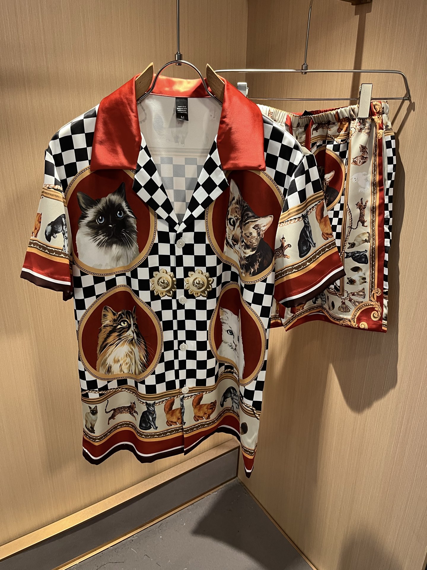 NO:517799,Dolce&Gabba*a 2025 spring and summer new men and women pajamas set, released simultaneously in the counter!  Customized exclusive silk cotton fabric, panoramic logo pattern printing technology design!  Simple and generous, calm and versatile, extremely high-end, perfectly integrated with fashion and style, a top fashionable style that perfectly suits the outside wear!  The overall feeling is natural!  The ultimate classic versatile short-sleeved T-shirt, the ultimate heavy industry and the ultimate perfection!  Fans who pursue high quality are please buy them by themselves, and all fans who know the goods are invited to appreciate this model together!  !  Size M-3XL, Dolce & Gabbana, Dolce & Gabbana, T-shirt,tees, t-shirt,alexander wang19860909Dolce&Gabba*a 杜嘉*纳2025春夏新款男女同款睡衣套装,专柜同步发售！定制专属丝绸棉面料,全景logo图案印花工艺设计！简约大方,从容百搭,档次极高,完美融入时尚还有风情感一款完美符合外穿的顶尖时髦气质款！整体给人浑然天成的感觉！极致经典的百搭型短袖T恤,极致的重工极致的完美！追求高品质的粉丝们请自行抢购,诚邀所有识货的粉丝一同鉴赏此款！！尺码M-3XL,,Dolce&Gabbana,Dolce&Gabbana,T-shirt,tees，t-shirt,alexander wang,Men's clothing