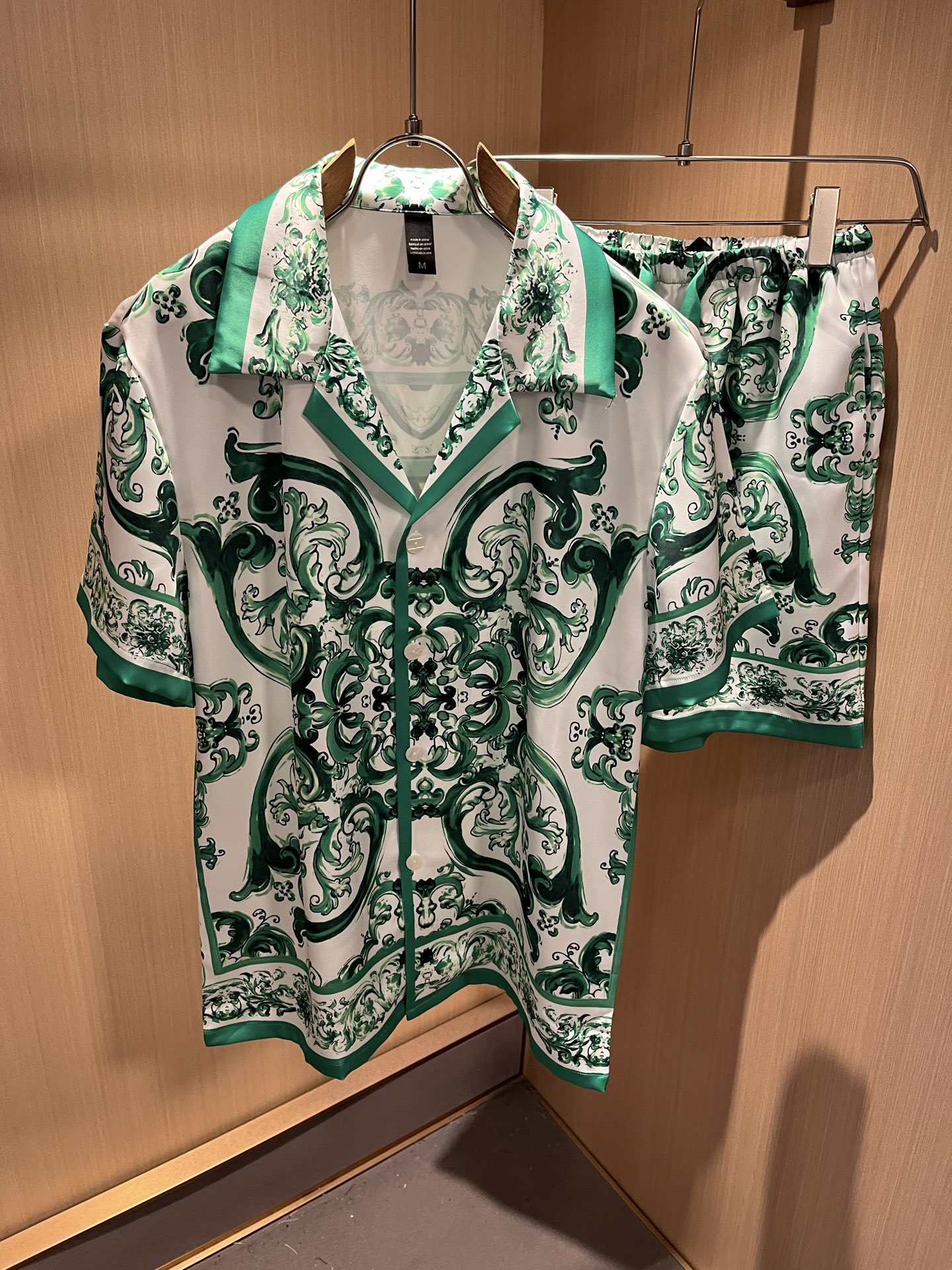 NO:517835,VERS*CE/Fan*zhe 2025 spring and summer new product original single pajama silk set VERS*CE/Fan*zhe Trading company channel product value recommendation, panoramic printed letter pattern logo pattern decoration is extremely exquisite to highlight the gradient effect!  The heavy craftsmanship is created with a strong sense of three-dimensionality, and only advanced German equipment can be made, highlighting the invincible visual luxury, with a very high craftsmanship level and a very important craftsmanship!  Customer-supplied imported silk fabrics, excellent skin-friendly, extremely perfect details, impeccable, excellent upper body effect, very eye-catching, unquestionable, excellent return rate, excellent items in the closet to improve vision, are very handsome, whether they are worn inside or alone. Size M-3XL, versace, real silk, alexander wang19860909VERS*CE/范*哲 2025春夏新品原单睡衣真丝套装VERS*CE/范*哲 贸易公司渠道 产品 值的推荐 ,全景印花字母花纹logo图案装饰极为精致凸显渐变效果！重磅工艺打造,立体感极强,唯有德国先进设备方能制作,凸显了视觉无敌的震撼奢华,工艺水准极高,非常重工匠心！客供进口真丝面料,亲肤性绝佳,细节极致完美,无可挑剔,上身效果非常出色,非常招眼吸睛,回头率毋庸置疑,衣橱里改良视觉的绝佳单品,无论内搭还是单穿都爆帅十足.尺码M-3XL,,versace,real silk,alexander wang,Men's clothing