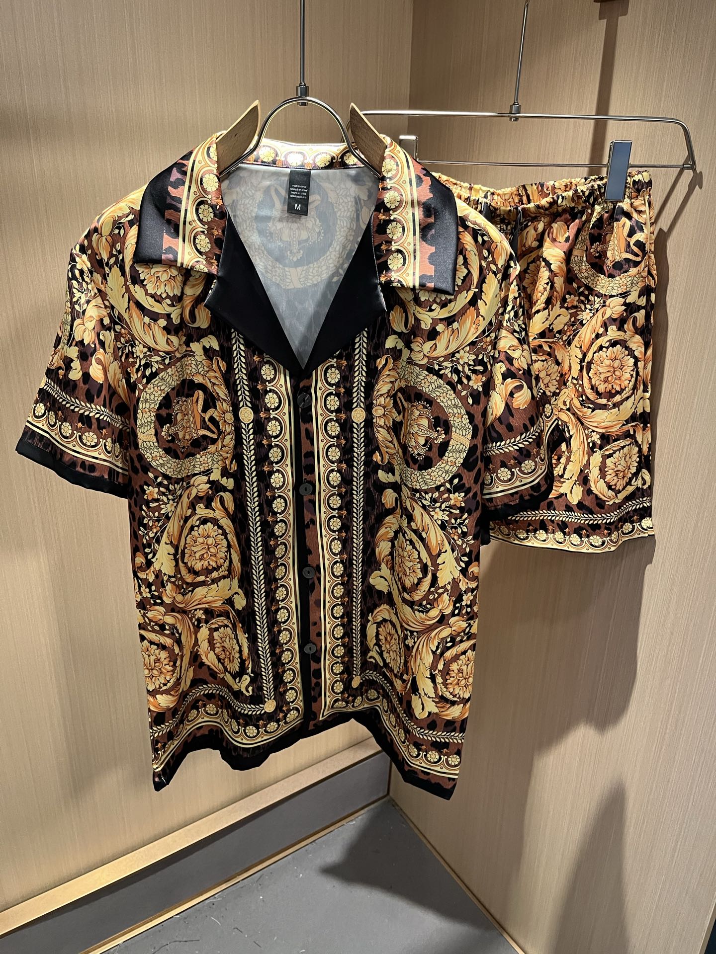 NO:520981,VERS*CE/Fan*zhe Spring and summer new product original single pajama silk set VERS*CE/Fan*zhe Trading company channel Product value recommendation, panoramic printed letter pattern logo pattern decoration is extremely exquisite to highlight the gradient effect!  The heavy craftsmanship is created with a strong sense of three-dimensionality, and only advanced German equipment can be made, highlighting the invincible visual luxury, with a very high craftsmanship level and a very important craftsmanship!  Customer-supplied imported silk fabrics, excellent skin-friendly, extremely perfect details, impeccable, excellent upper body effect, very eye-catching, unquestionable, excellent return rate, excellent items in the closet to improve vision, are very handsome, whether they are worn inside or alone. Size M-3XL, versace, real silk, alexander wang19860909VERS*CE/范*哲 春夏新品原单睡衣真丝套装VERS*CE/范*哲 贸易公司渠道 产品 值的推荐 ,全景印花字母花纹logo图案装饰极为精致凸显渐变效果！重磅工艺打造,立体感极强,唯有德国先进设备方能制作,凸显了视觉无敌的震撼奢华,工艺水准极高,非常重工匠心！客供进口真丝面料,亲肤性绝佳,细节极致完美,无可挑剔,上身效果非常出色,非常招眼吸睛,回头率毋庸置疑,衣橱里改良视觉的绝佳单品,无论内搭还是单穿都爆帅十足.尺码M-3XL,,versace,real silk,alexander wang,Men's clothing