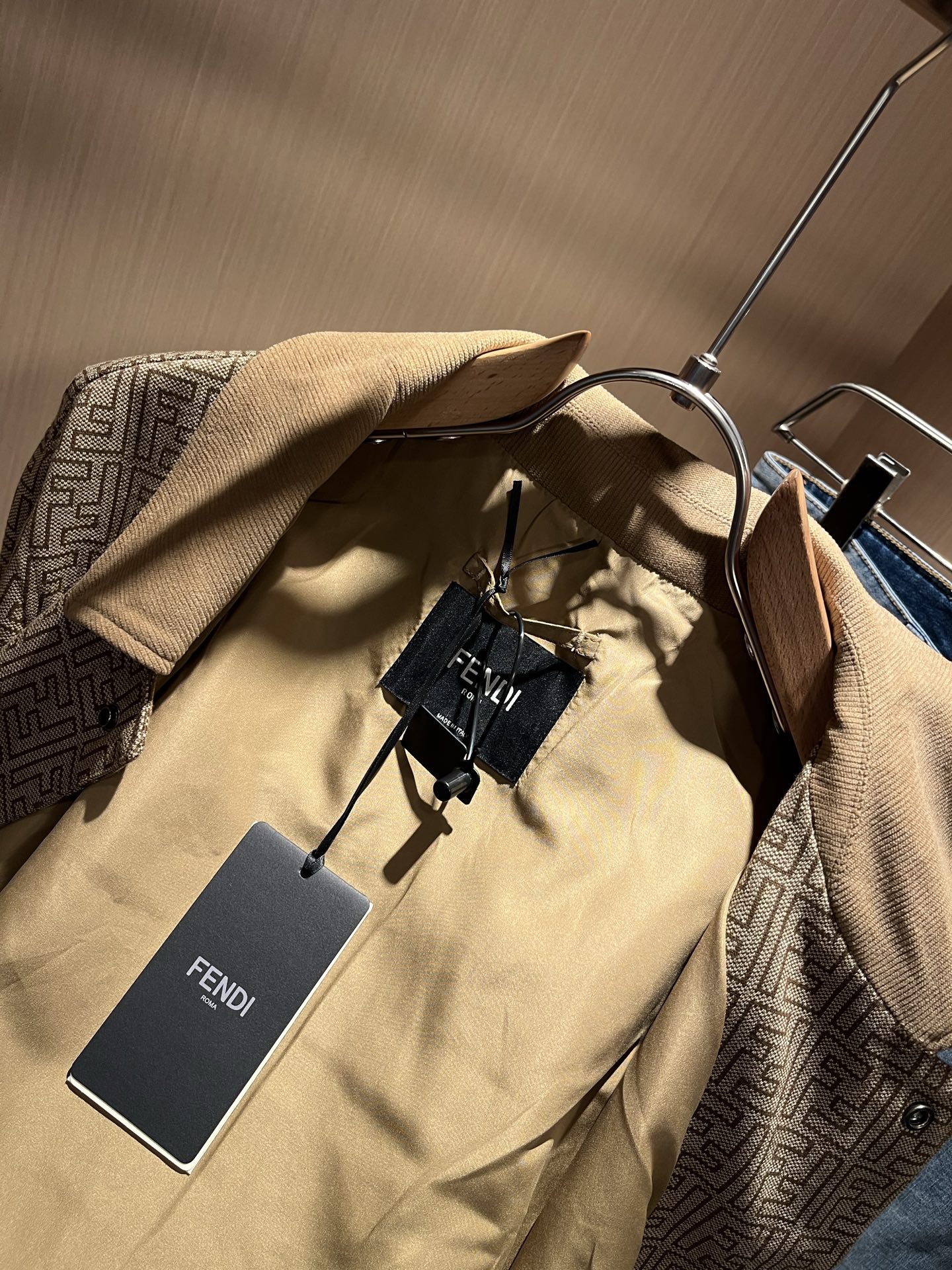 FEN*I 芬*迪 2025秋冬新款夹克外套，意大利原厂订单，FD家族人气单品，代表性十足，规格感十足的