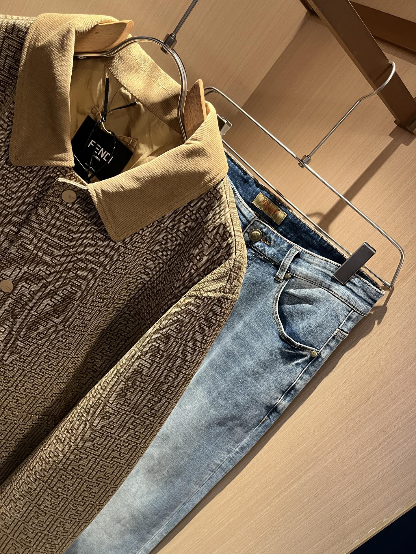 FEN*I 芬*迪 2025秋冬新款夹克外套，意大利原厂订单，FD家族人气单品，代表性十足，规格感十足的