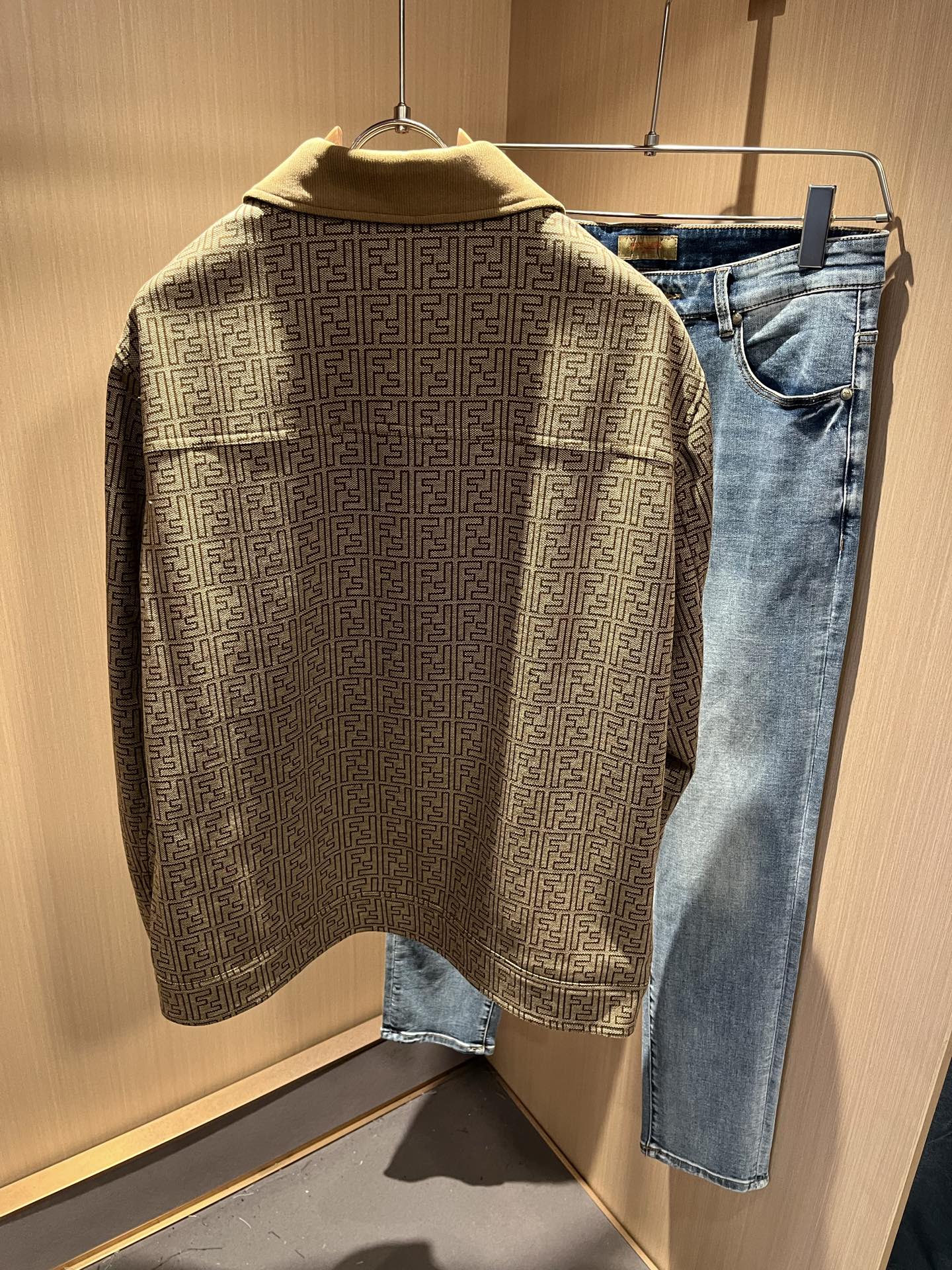 FEN*I 芬*迪 2025秋冬新款夹克外套，意大利原厂订单，FD家族人气单品，代表性十足，规格感十足的