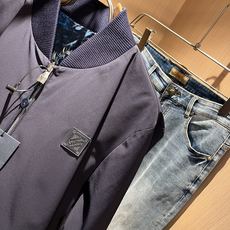 LouisVuitt*路易*登 ⚠️双面夹克!2025秋冬新品最新款夹克外套,立体老花图案装夹克外套! LouisVuitt*路易*登 ⚠️双面夹克!2025秋冬新品最新款夹克外套,立体老花图案装夹克外套!