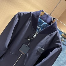 LouisVuitt*路易*登 ⚠️双面夹克!2025秋冬新品最新款夹克外套,立体老花图案装夹克外套! LouisVuitt*路易*登 ⚠️双面夹克!2025秋冬新品最新款夹克外套,立体老花图案装夹克外套!