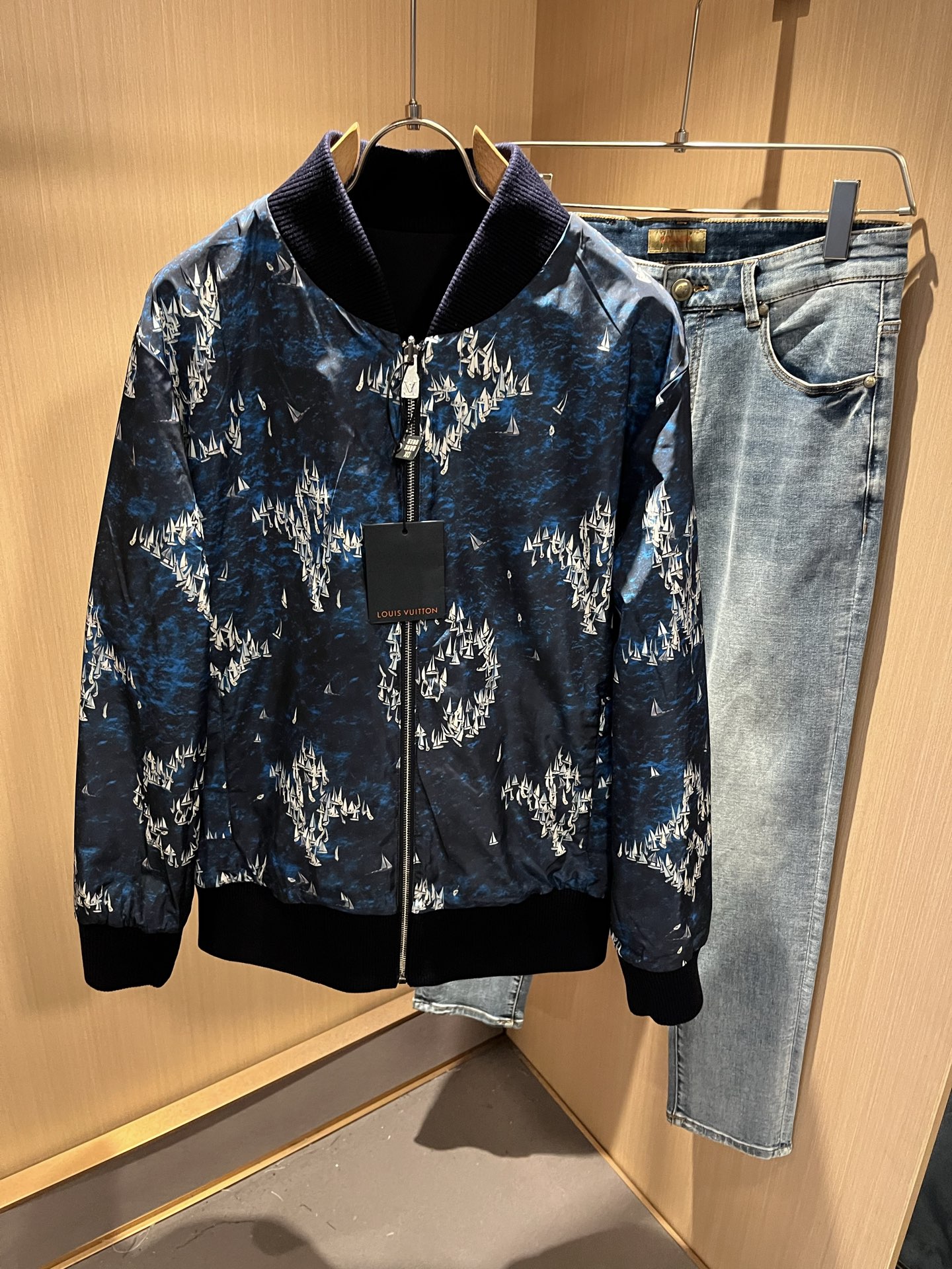 NO:520998,Louis Vuitt*LouisDen Double-sided Jacket!  The latest new autumn and winter jacket, three-dimensional presbyterian pattern jacket!  Trading company channels are even very scarce and difficult to encounter, a high-end luxury product that is hard to find!  This jacket is made of customized high-density nylon material, and the fabric is excellent in color and performance!  While modifying the neck lines, it brings a sense of ability and simplicity!  The loose style covers the flesh and makes you look slim, and it changes the brand's traditional business sense and adds a trendy atmosphere. V's masterpieces in autumn and winter, hurry up and buy them!  Size M-3XL, louis vuitton,louis vuitton,jackets & coats,jackets & coats,alexander wang19860909LouisVuitt*路易*登 双面夹克！秋冬新品最新款夹克外套,立体老花图案装夹克外套！贸易公司渠道,甚至到非常稀缺很难遇到,一件难求的高奢臻品！本款夹克选用客供定制高密度尼龙材质打造,面料无论是配色或是性能都相当出色！修饰颈部线条的同时有带来了一件干练和率性感！宽松的版型,上身遮肉显瘦,且一改品牌传统的商务感,增添了一份潮流气息,V家秋冬季的杰作,抓紧抢购哦！尺码M-3XL,,louis vuitton,louis vuitton,jackets & coats,jackets & coats,alexander wang,Men's clothing