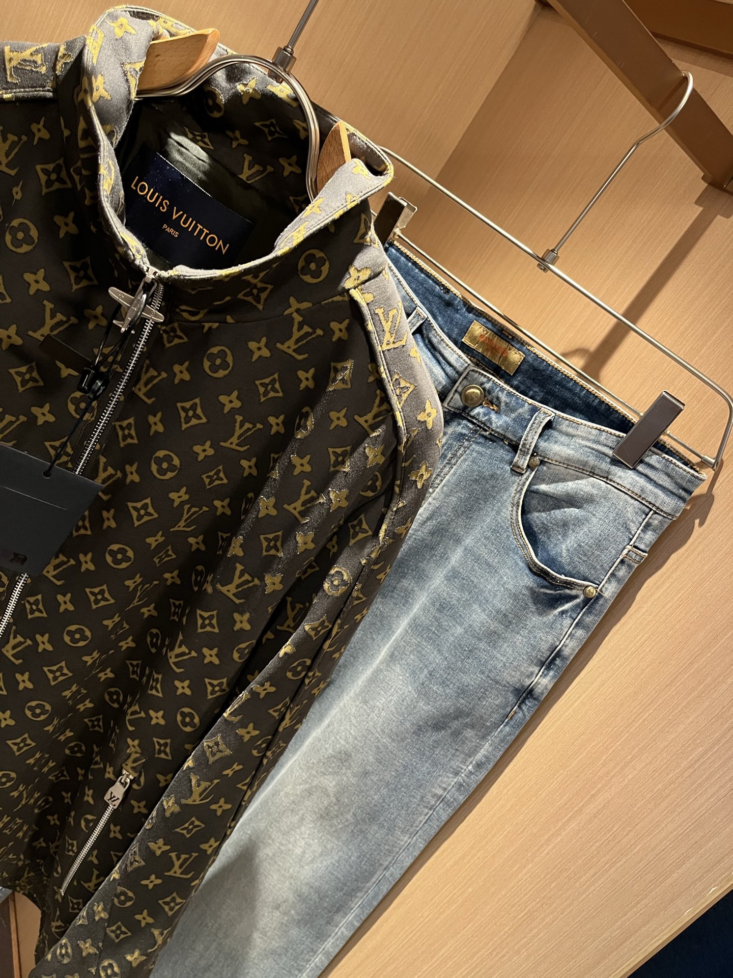 Louis Vuit*on 路易*登 2025秋冬新款轻奢男女同款👫牛仔夹克外套，路易家族的新高端，细节