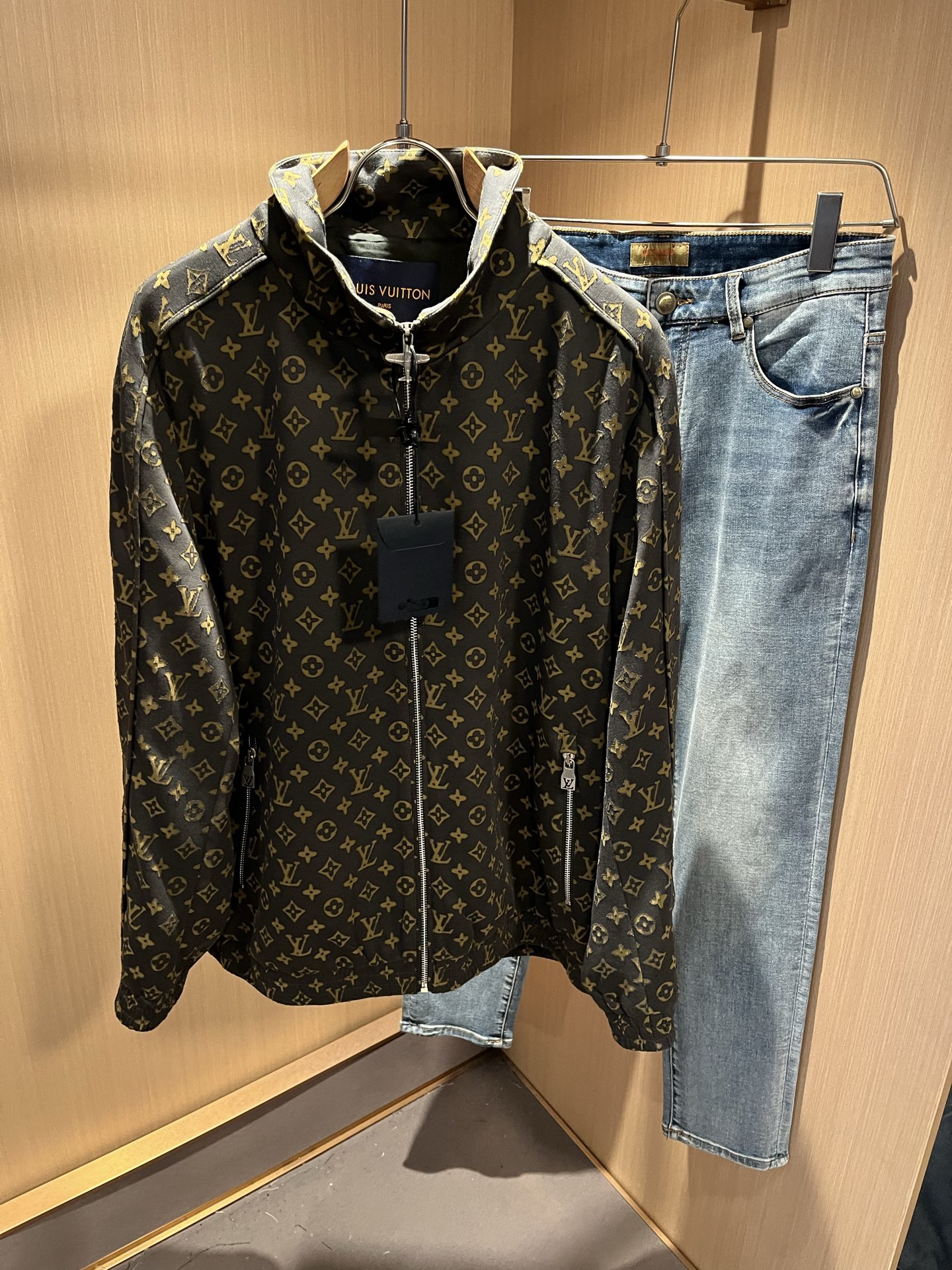 NO:519652,Louis Vuit*on 2025 autumn and winter new light luxury men and women's same denim jacket jacket, the new high-end of the Louis family, the details and quality are always flawless, and the customized pure cotton design!  Panoramic flower-burning creative design!  If you don’t buy a few Louis items this fall and winter, you are not considered a fashion expert. It interprets Louis’ iconic elements, which are really something that everyone loves. It is super soft and tough, and has an excellent breathability. It comes from world-class trade-level OEM channels, with extremely rare quantity and no help after selling out. It is clean and neat. This is the special skill of the Louis family and the latest craftsmanship this quarter. The degree of meticulousness has reached the top, and the loose three-dimensional tailoring design is a unique one. It is a fusion of luxury and fashion!  Size M-3XL, louis vuitton,louis vuitton,jackets & coats,jackets & coats,alexander wang19860909Louis Vuit*on 路易*登 2025秋冬新款轻奢男女同款牛仔夹克外套,路易家族的新高端,细节品质永远的那么完美无瑕,定制纯棉设计！全景烧花创意设计！今年秋冬季节没有入手几件路易你算不上时尚达人.诠释路易的标志性元素,实属人见人爱的东西.超级柔软且具有韧性,透气感也是绝佳.来自世界级贸易级别的代工厂渠道,数量极其稀少售完无补.干净俐落.这是路易家族的看家绝活也是本季度的最新工艺.细致化程度已经达到顶端了,宽松立体剪裁的版型设计堪称一绝.属于奢华与时尚的融合！尺码M-3XL,,louis vuitton,louis vuitton,jackets & coats,jackets & coats,alexander wang,Men's clothing