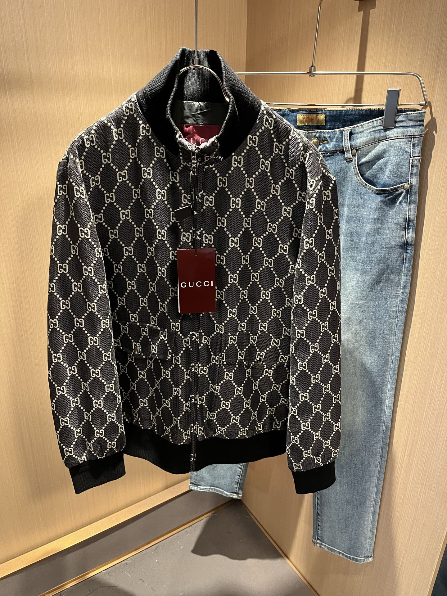 NO:516637,Gucc* Gujia 2025 Autumn and Winter Latest Series!  The same jackets for men and women are available in trading companies, and they are sold on the official website at the same time!  New fashion elements design!  Panoramic jacquard logo pattern design!  Injecting full vitality into the new series, we select customers to make imported denim fabrics, and the inner fleece is warm and designed!  The fabric feels skin-friendly and soft and delicate, and has an extremely comfortable and breathable wearing experience. The whole item is very eye-catching and fashionable, and is deeply loved by young people today!  The basic loose-fitting cut is suitable for matching all the styles and looks you need in your daily life!  It is recommended to wear couple outfits to go out on the street to make it more pleasing to the eye!  Size: M-3XL, gucci, gucci, jackets & coats, jackets & coats, alexander wang19860909Gucc*古家 2025秋冬最新系列！男女同款夹克外套,贸易公司渠道稀出,同步官网发售 ！ 新时尚元素设计！全景提花标志图案设计！为全新系列注入满满活力,选客供进口牛仔面料制成,内里摇粒绒保暖设计！面料手感亲肤柔软细腻,拥有着无比舒适透气性的穿着体验,整件单品极具吸睛度与时尚感,深受当下年轻人的喜爱！基础宽松的版型裁剪,不分年龄与性别的中性款式,适合搭配你日常所需的所有风格与造型！建议搭配情侣装出街会更为养眼出色！尺码:M-3XL,,gucci,gucci,jackets & coats,jackets & coats,alexander wang,Men's clothing