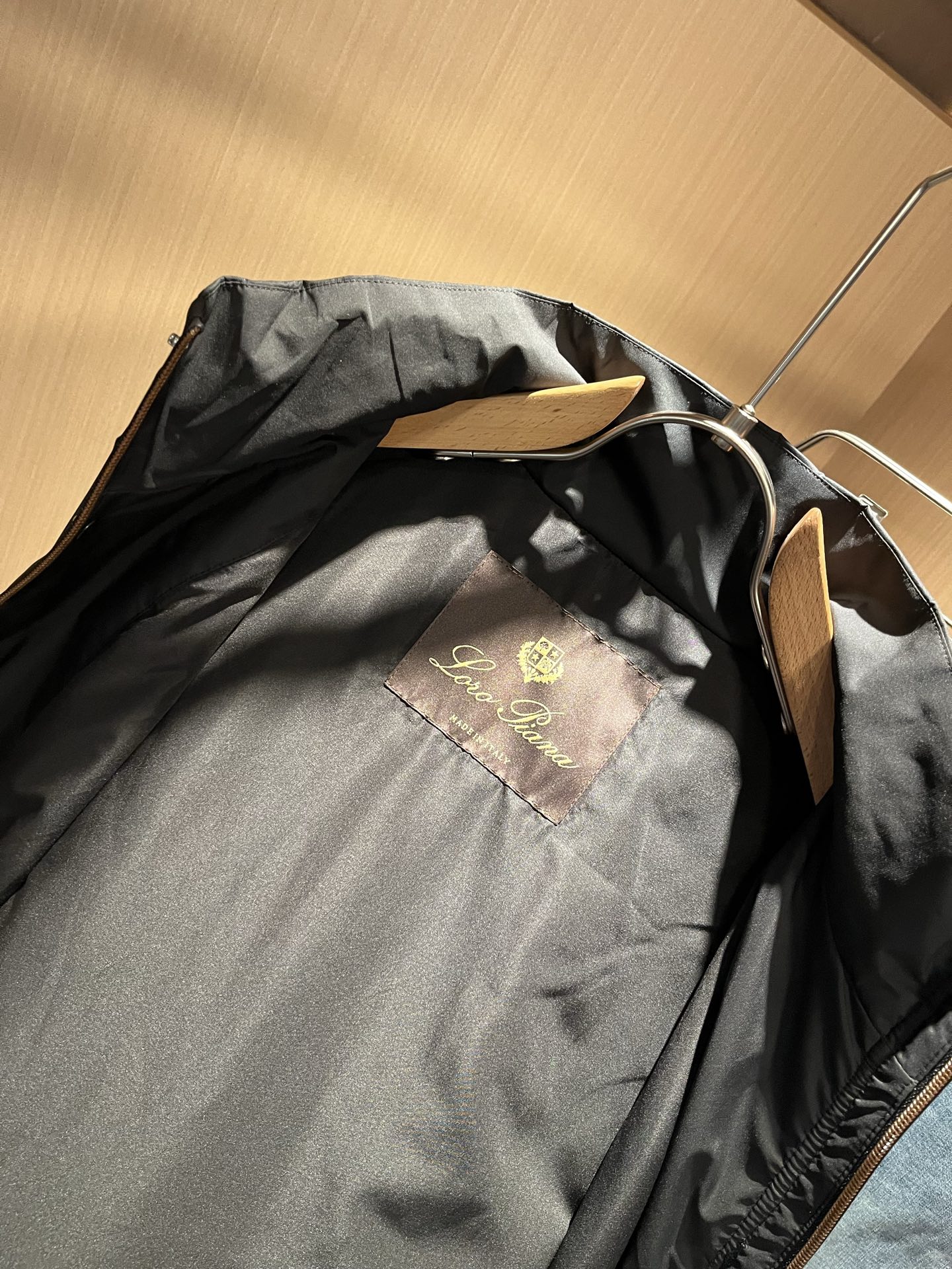 Loro Piana诺悠翩雅 2025秋冬新品男士休闲夹克外套，外贸公司订单！客供聚酯纤维材质，胸前lo