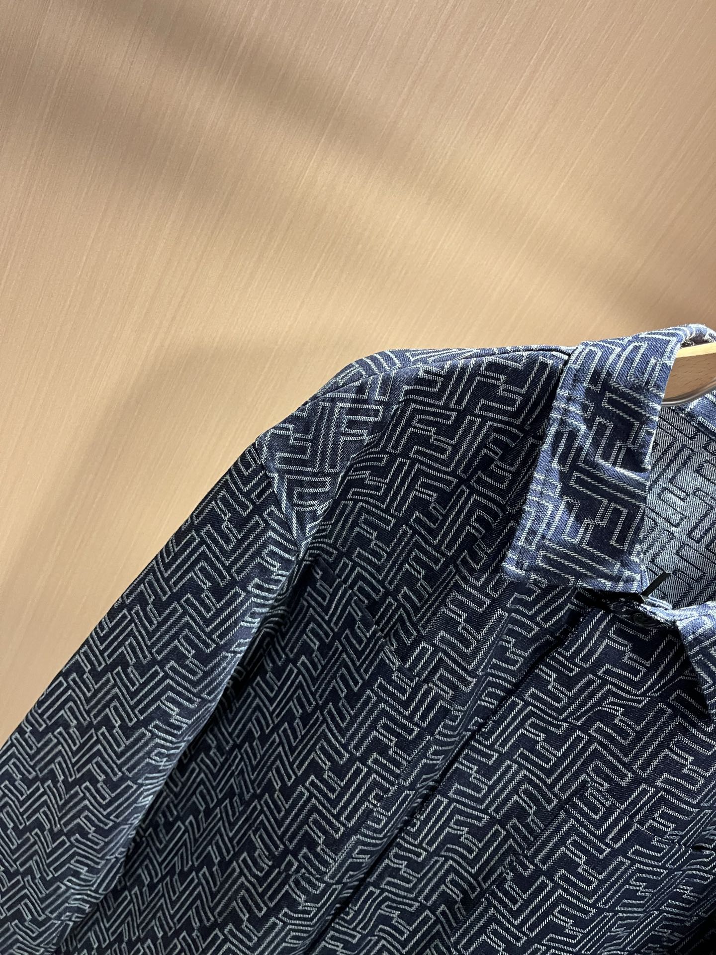 FEN*I 芬*迪 2025秋冬新款牛仔夹克外套，意大利原厂订单，FD家族人气单品，代表性十足，规格感十