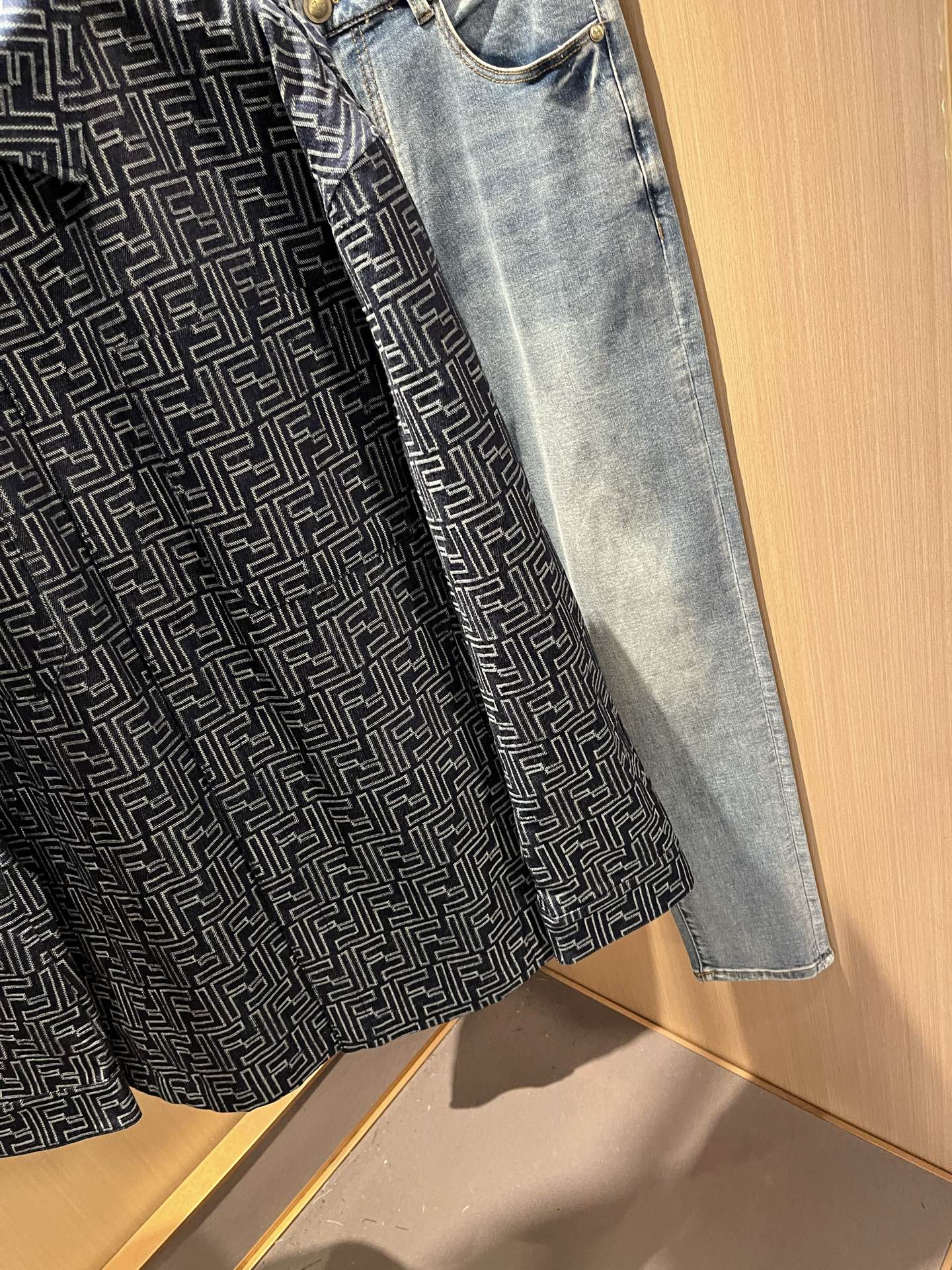 FEN*I 芬*迪 2025秋冬新款牛仔夹克外套，意大利原厂订单，FD家族人气单品，代表性十足，规格感十