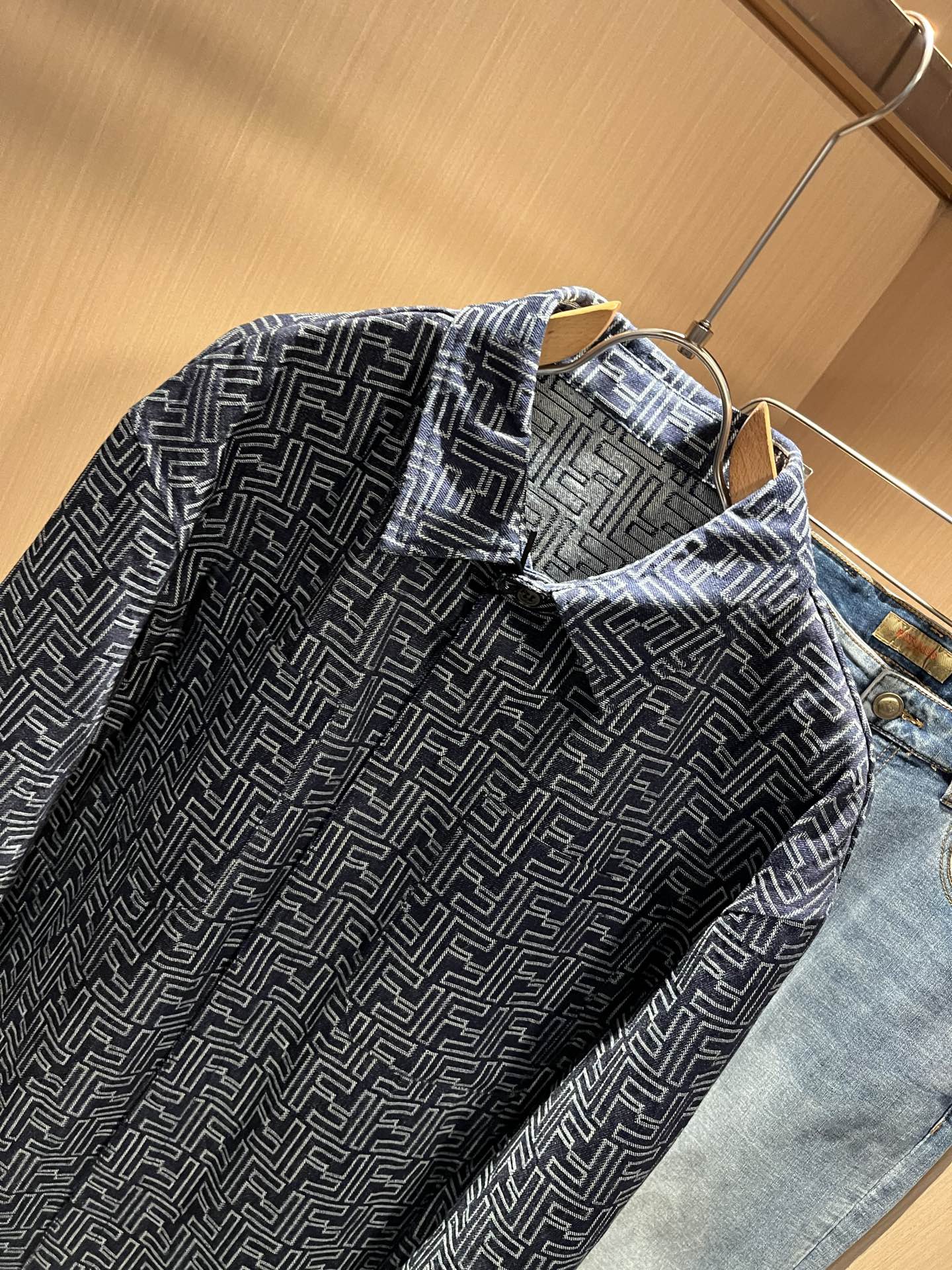 FEN*I 芬*迪 2025秋冬新款牛仔夹克外套，意大利原厂订单，FD家族人气单品，代表性十足，规格感十