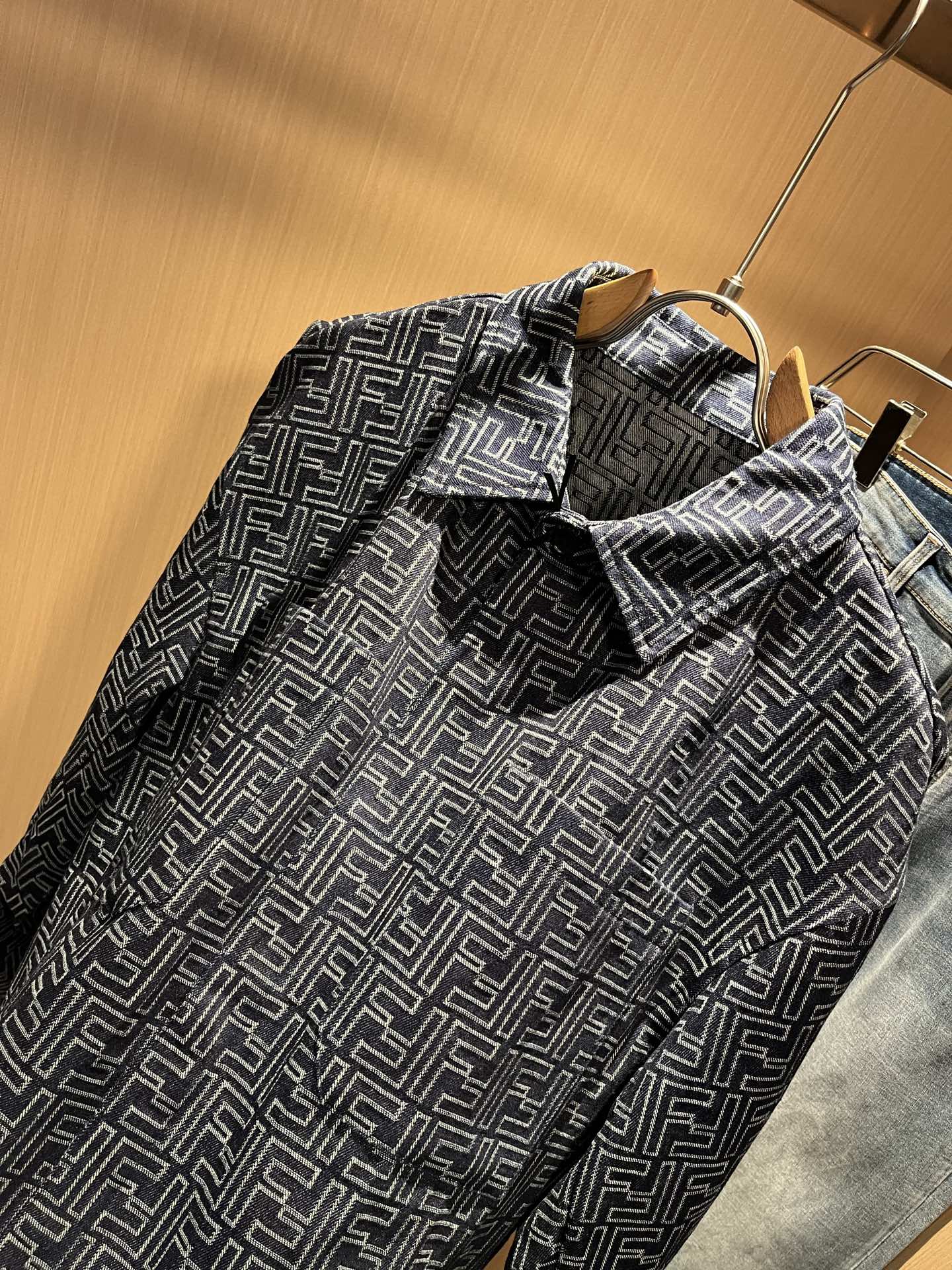 FEN*I 芬*迪 2025秋冬新款牛仔夹克外套，意大利原厂订单，FD家族人气单品，代表性十足，规格感十