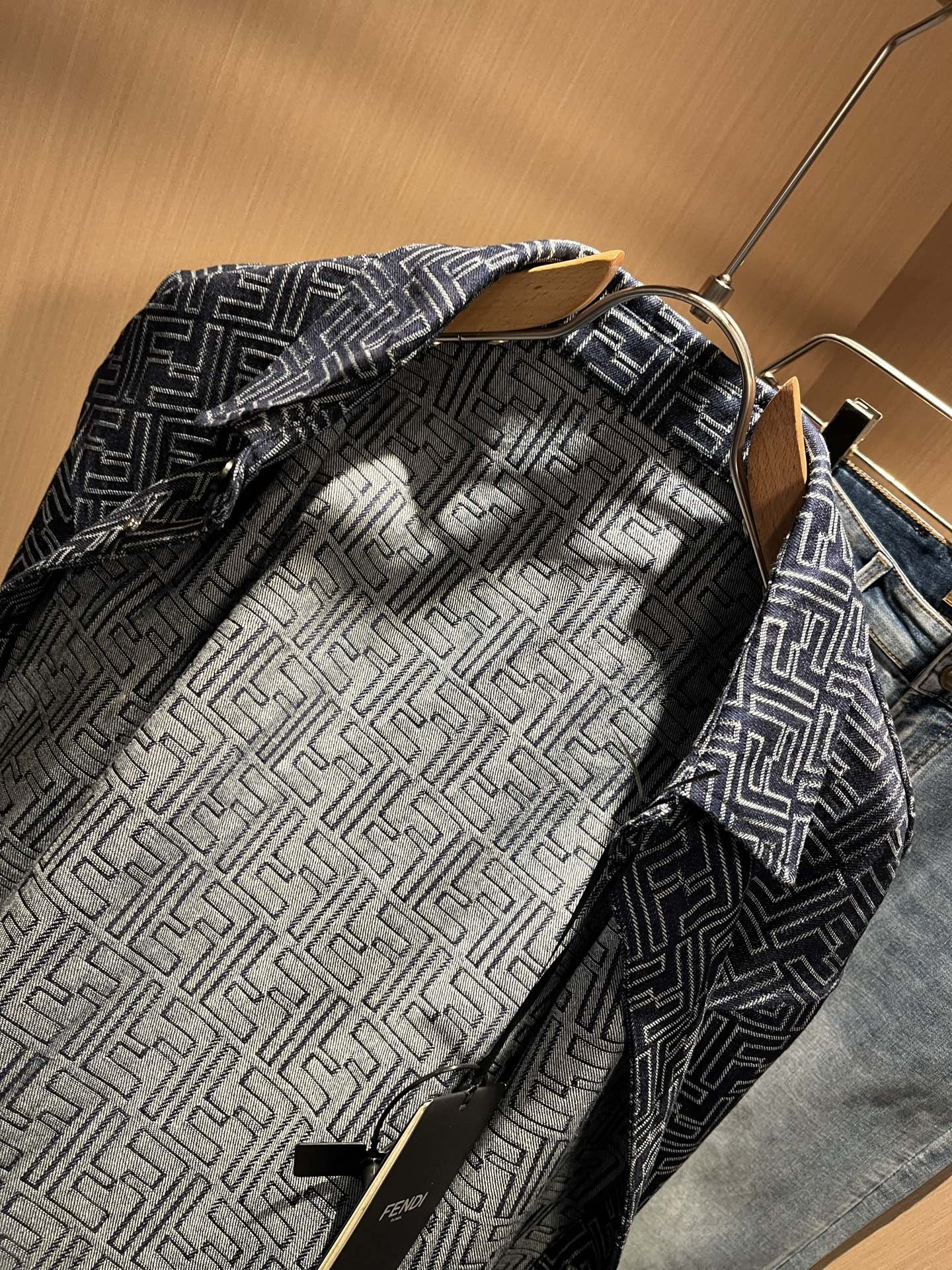 FEN*I 芬*迪 2025秋冬新款牛仔夹克外套，意大利原厂订单，FD家族人气单品，代表性十足，规格感十