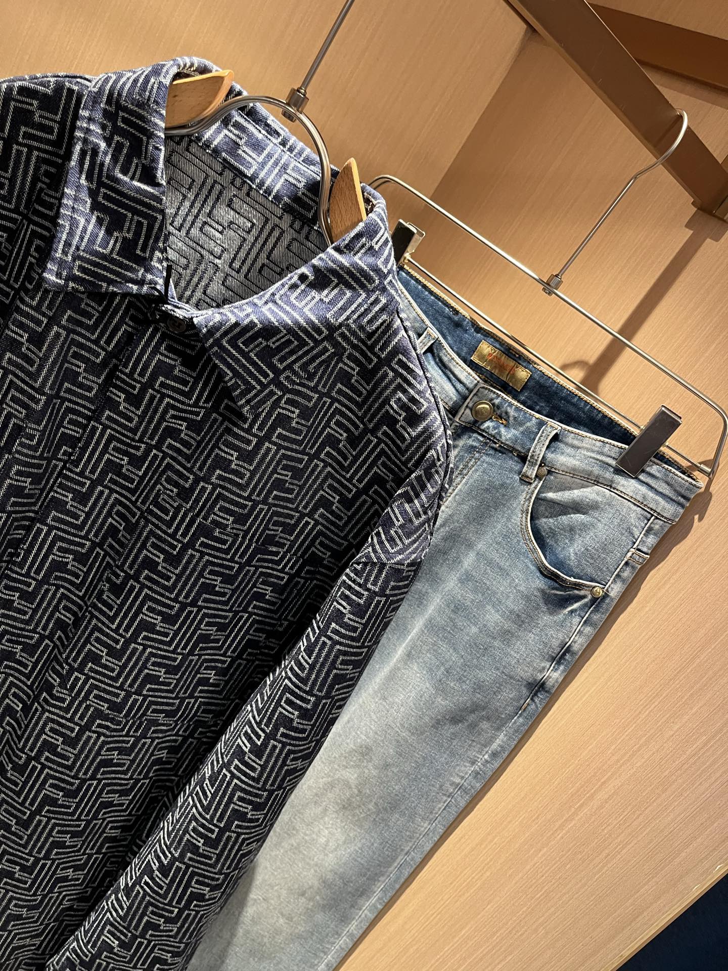 FEN*I 芬*迪 2025秋冬新款牛仔夹克外套，意大利原厂订单，FD家族人气单品，代表性十足，规格感十