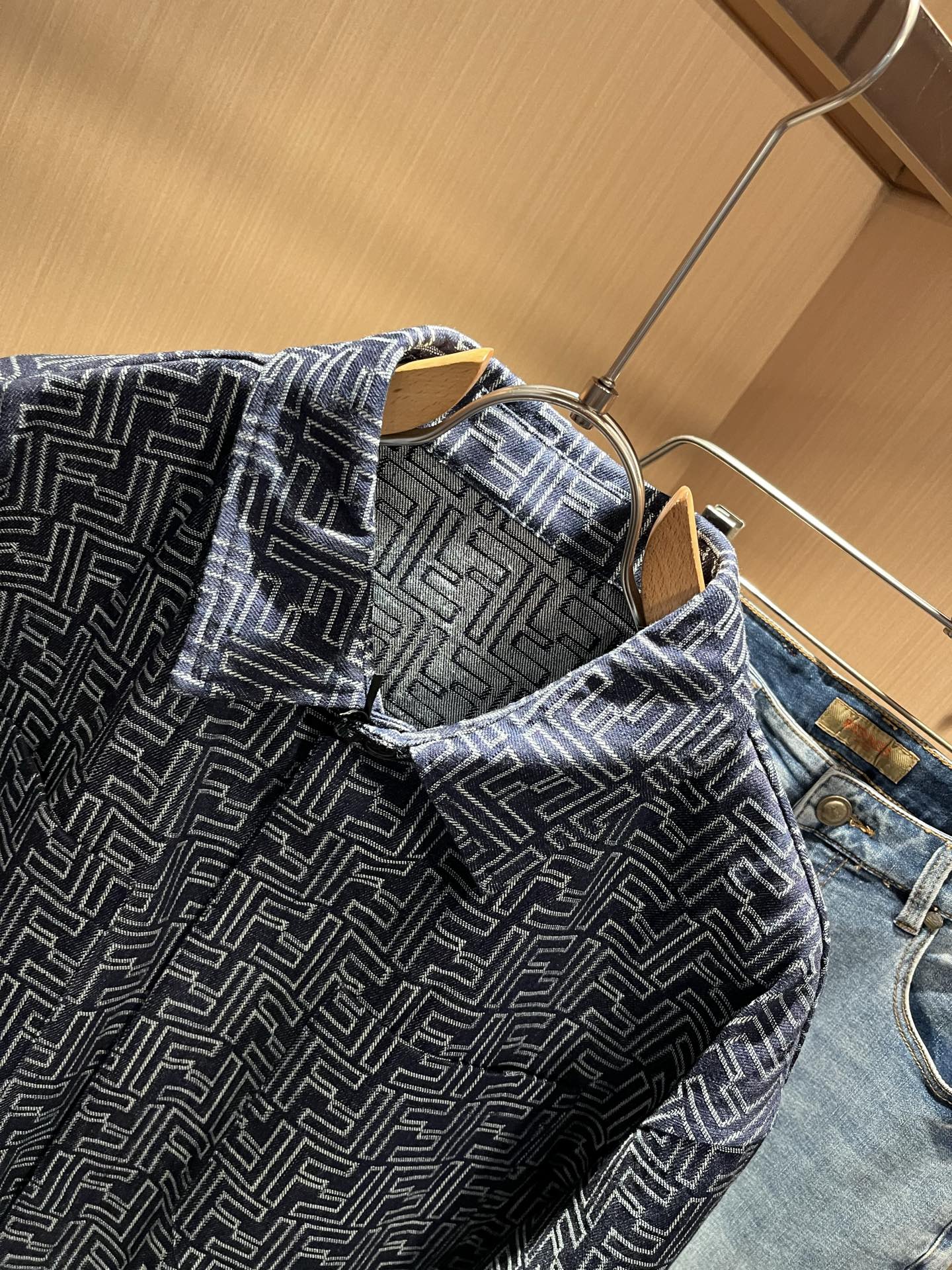 FEN*I 芬*迪 2025秋冬新款牛仔夹克外套，意大利原厂订单，FD家族人气单品，代表性十足，规格感十