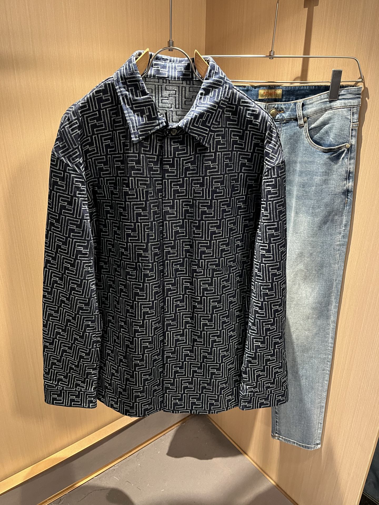 FEN*I 芬*迪 2025秋冬新款牛仔夹克外套，意大利原厂订单，FD家族人气单品，代表性十足，规格感十