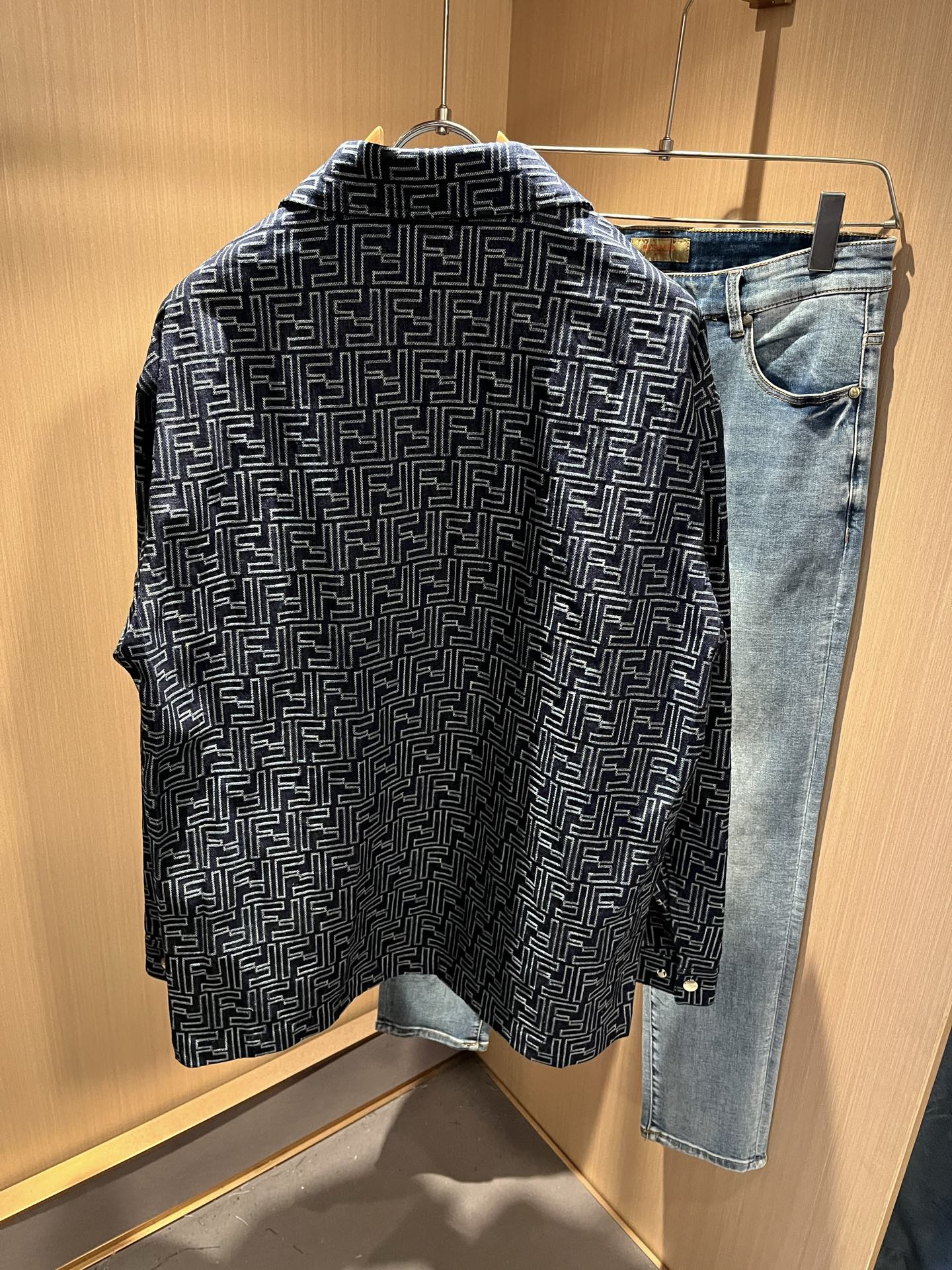 FEN*I 芬*迪 2025秋冬新款牛仔夹克外套，意大利原厂订单，FD家族人气单品，代表性十足，规格感十